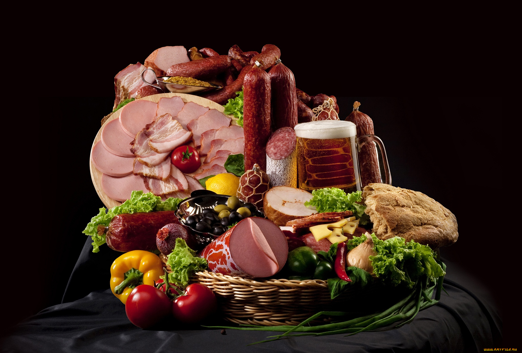 еда, натюрморт, колбаса, ветчина, оливки, пиво, перец, помидоры