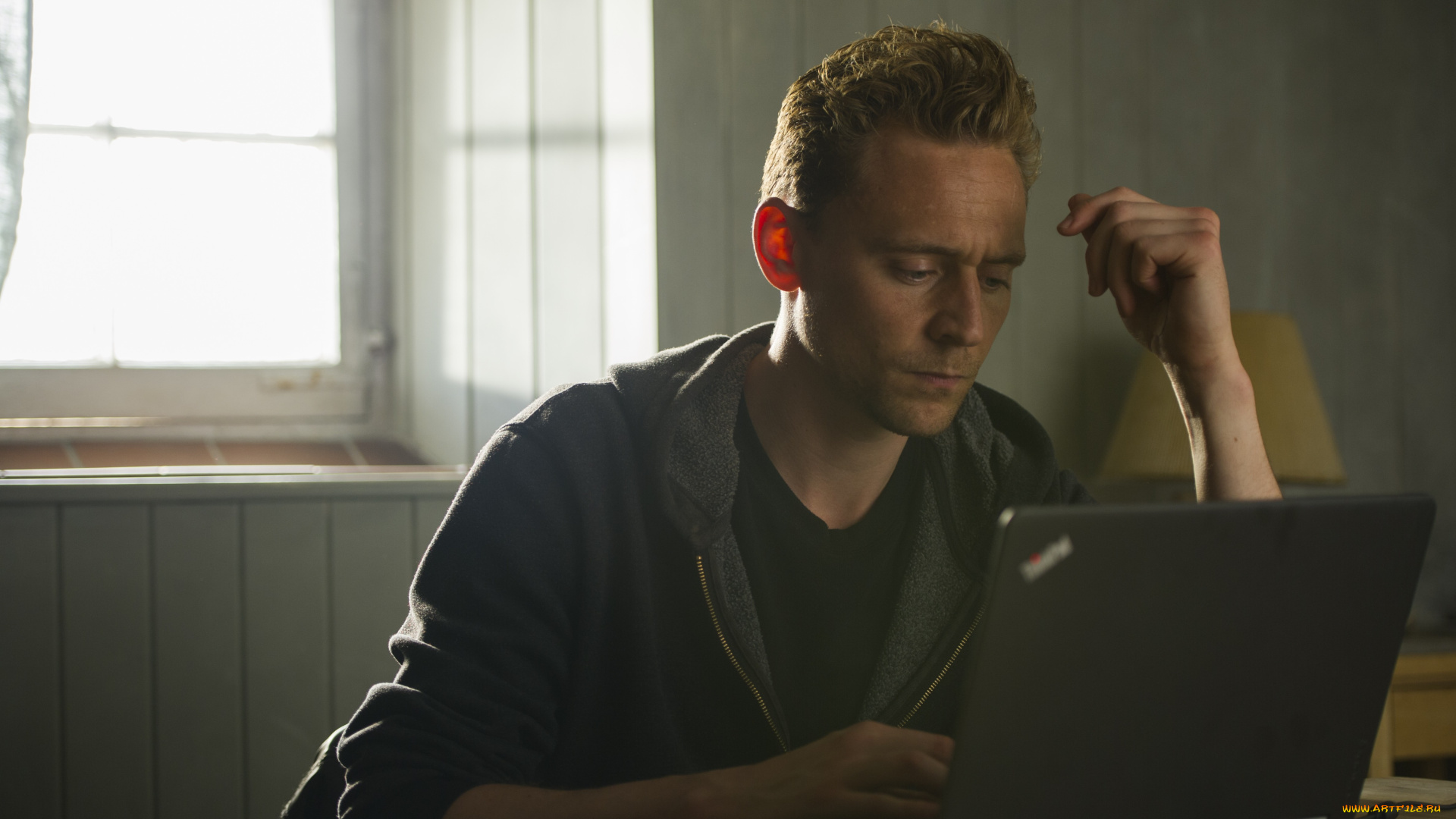 кино, фильмы, the, night, manager, , сериал, мужчина, ноутбук