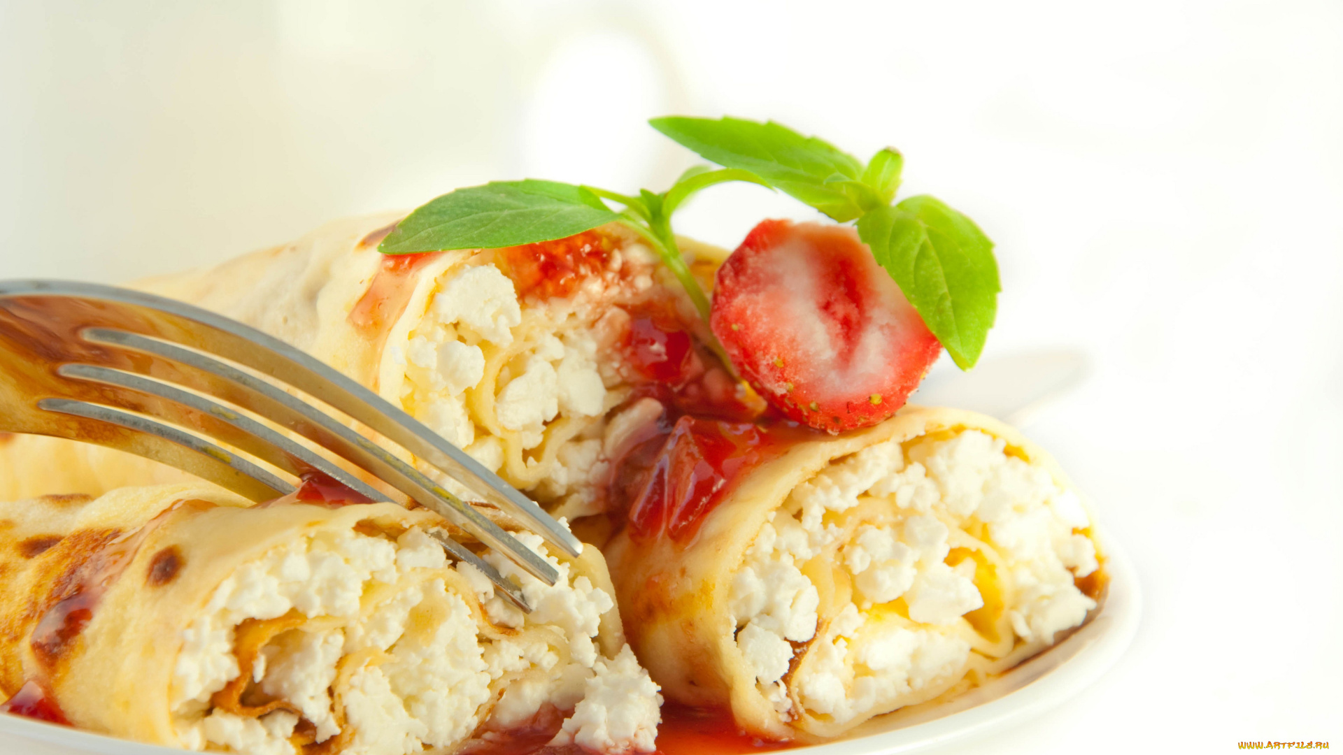 еда, блины, оладьи, блинчики, творог, клубника, вилка