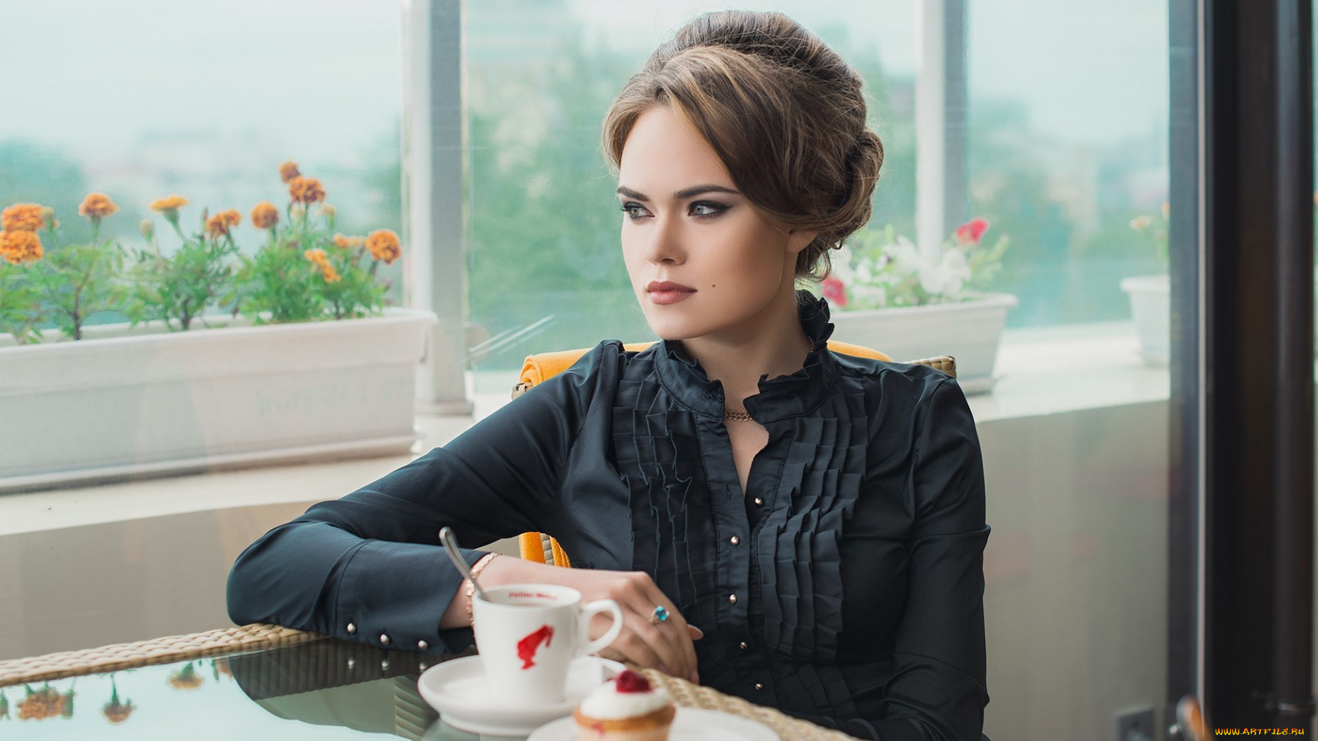 девушки, ellina, myuller, стол, окно, эллина, мюллер, цветы, чашка, блузка, модель