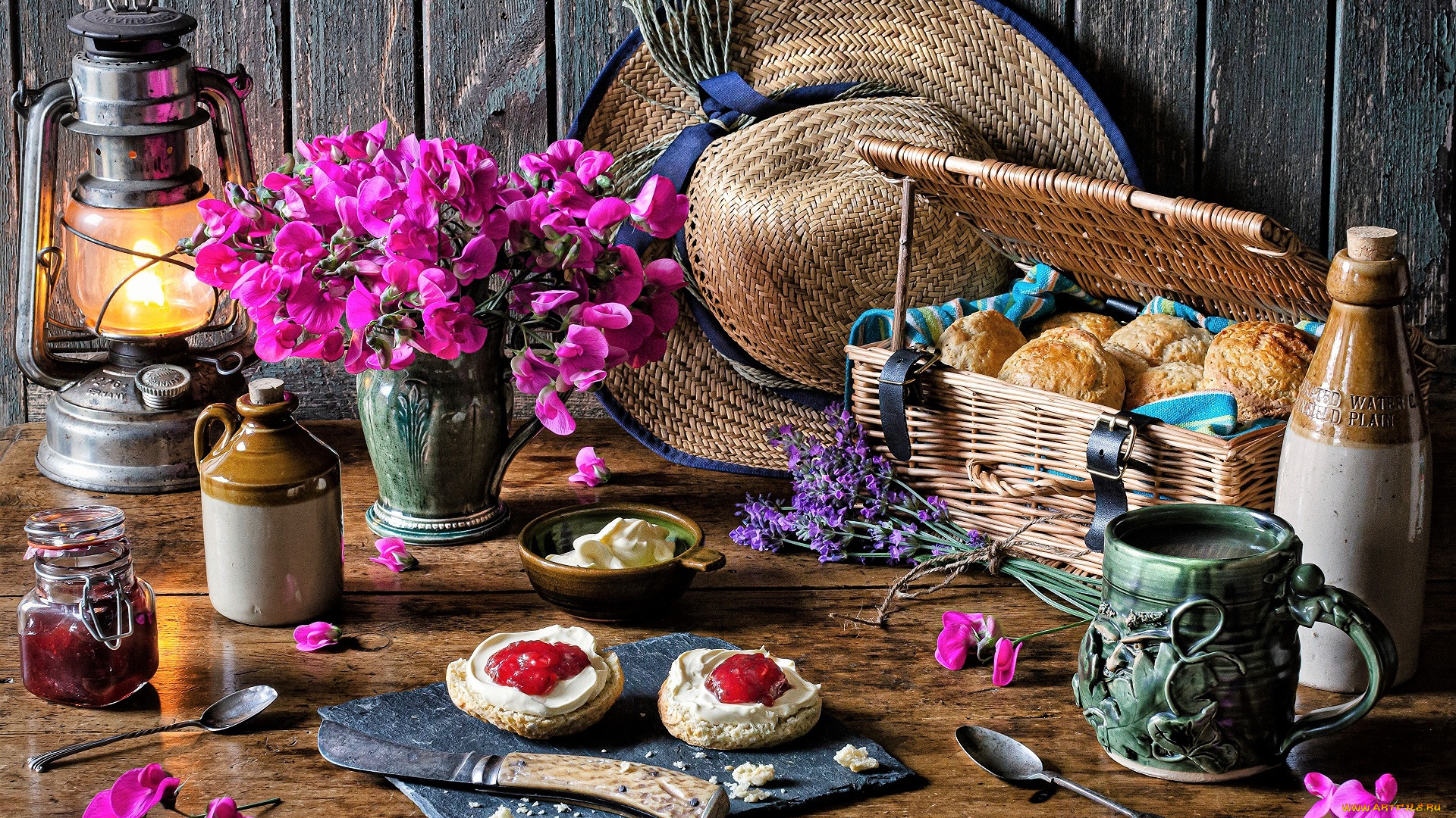 еда, натюрморт, букет, шляпа, лампа, чашки, выпечка