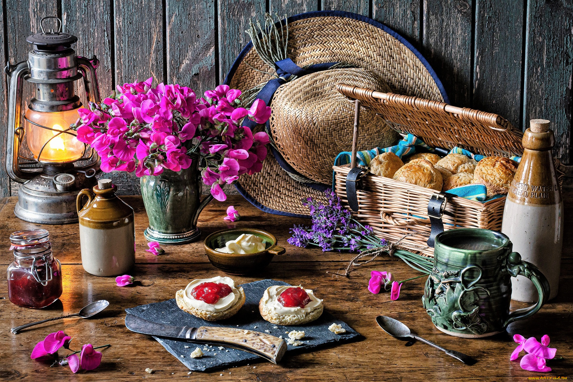 еда, натюрморт, букет, шляпа, лампа, чашки, выпечка