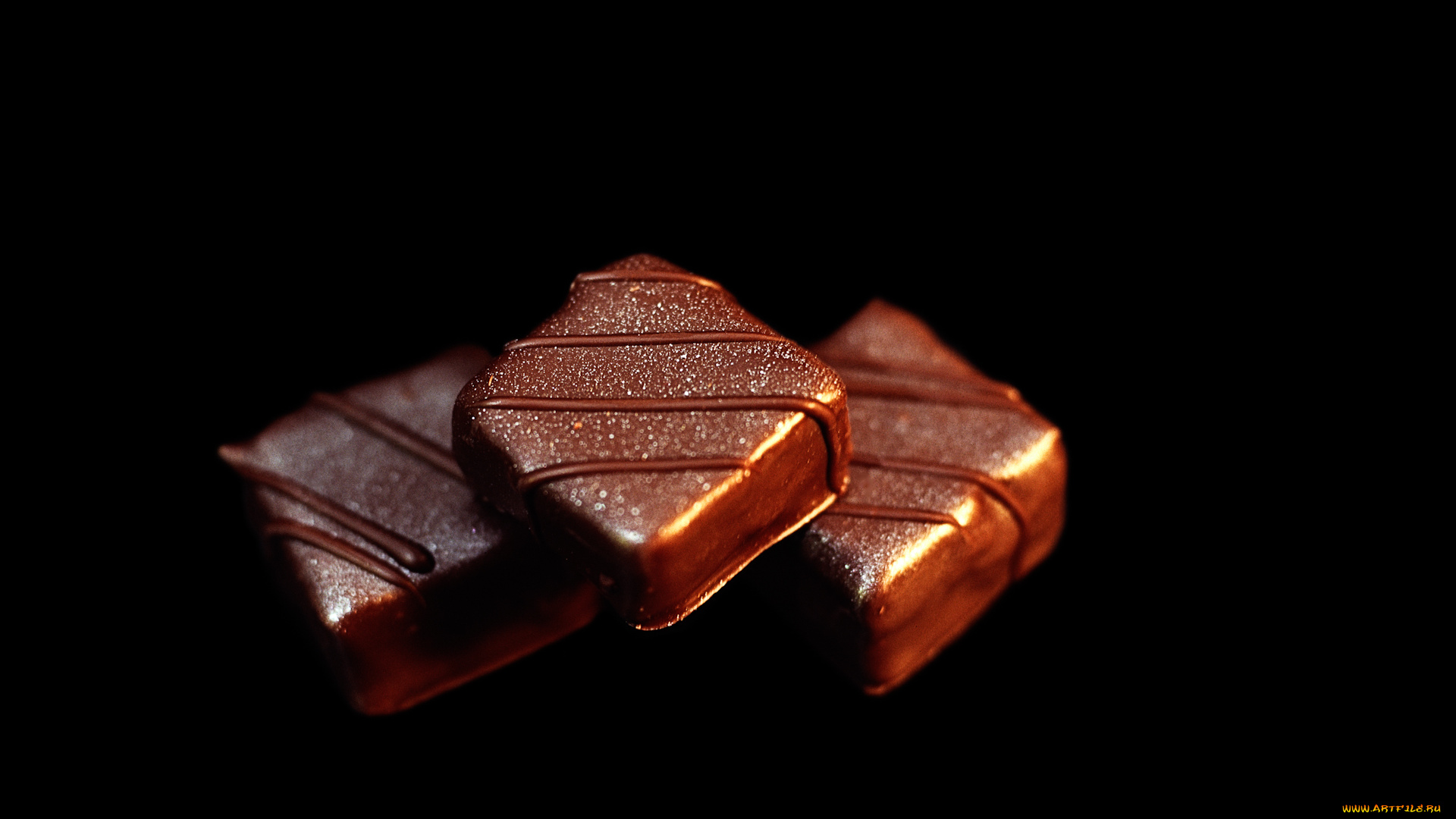 еда, конфеты, шоколад, сладости, дольки, фон, тёмный