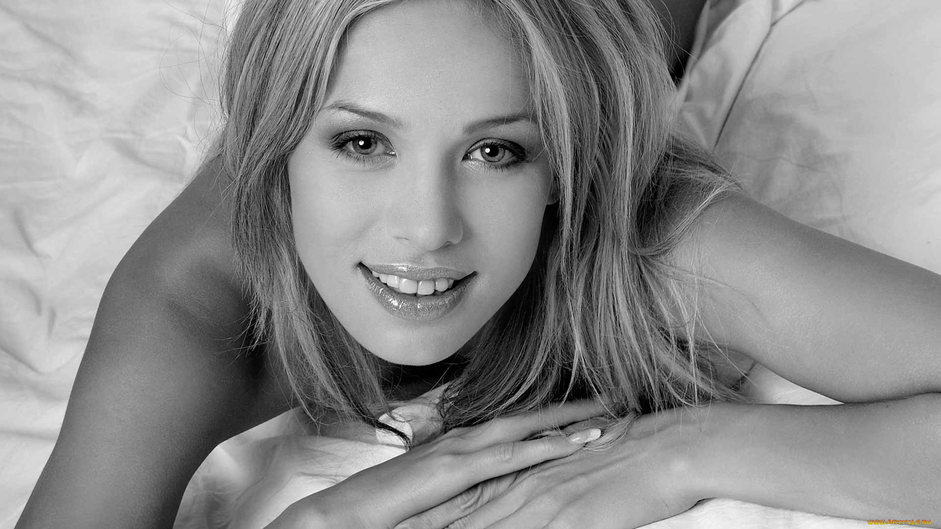 анастасия, браун, девушки, модель, блондинка, черно-белая, постель, улыбка, взгляд