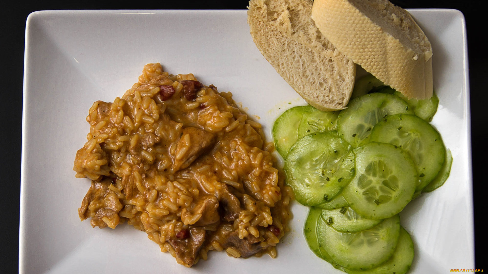 еда, вторые, блюда, хлеб, огурцы, подлива, рис