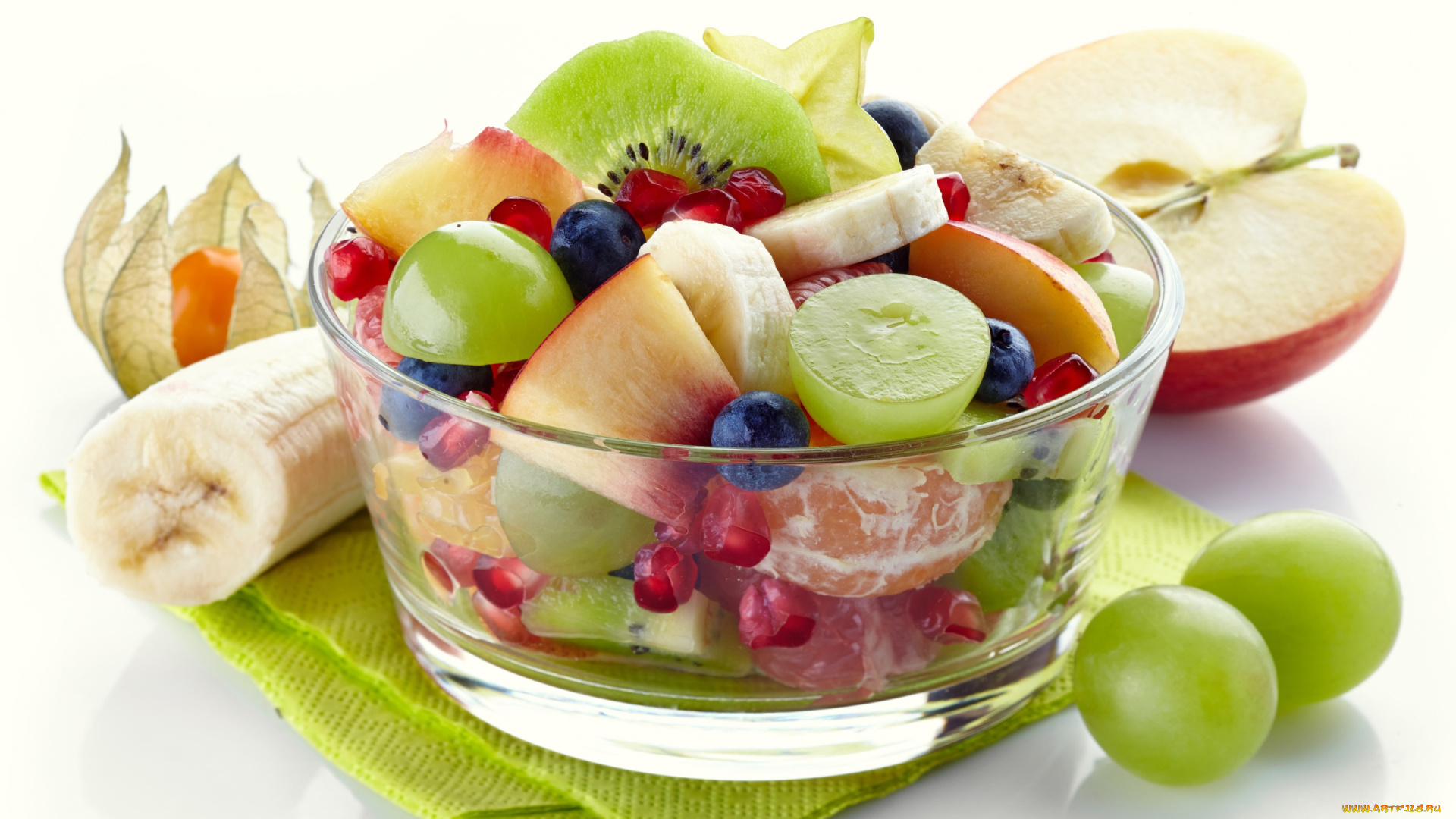 еда, фрукты, , ягоды, ваза, киви, гранат, черника, салат, ягоды, дольки, виноград, банан, яблоко, белый, фон, салфетки