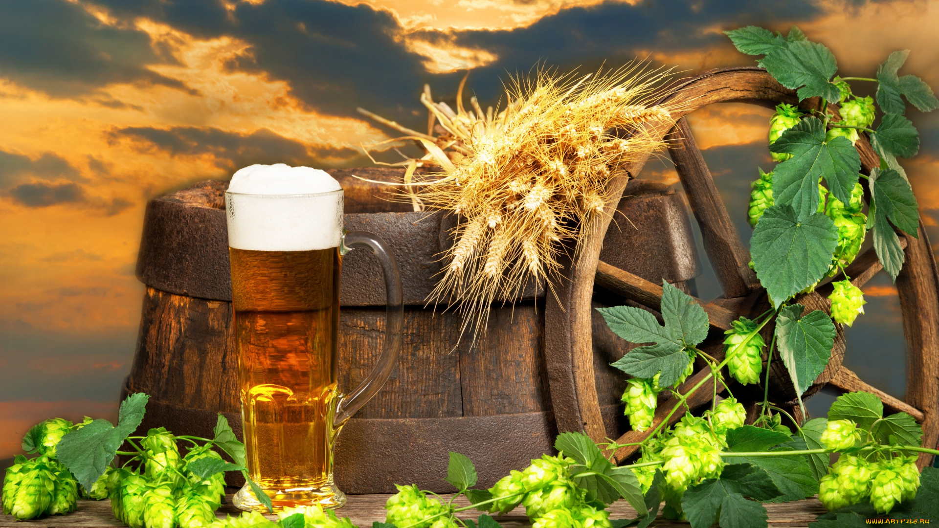 еда, напитки, , пиво, закат, пиво, колосья, небо, облака, пена, хмель, стакан, колесо, бочка, пейзаж, фон