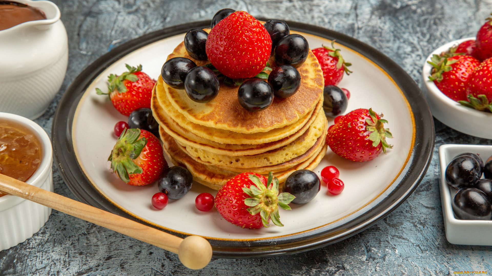 еда, блины, , оладьи, ягоды, оладьи, виноград, клубника, мед
