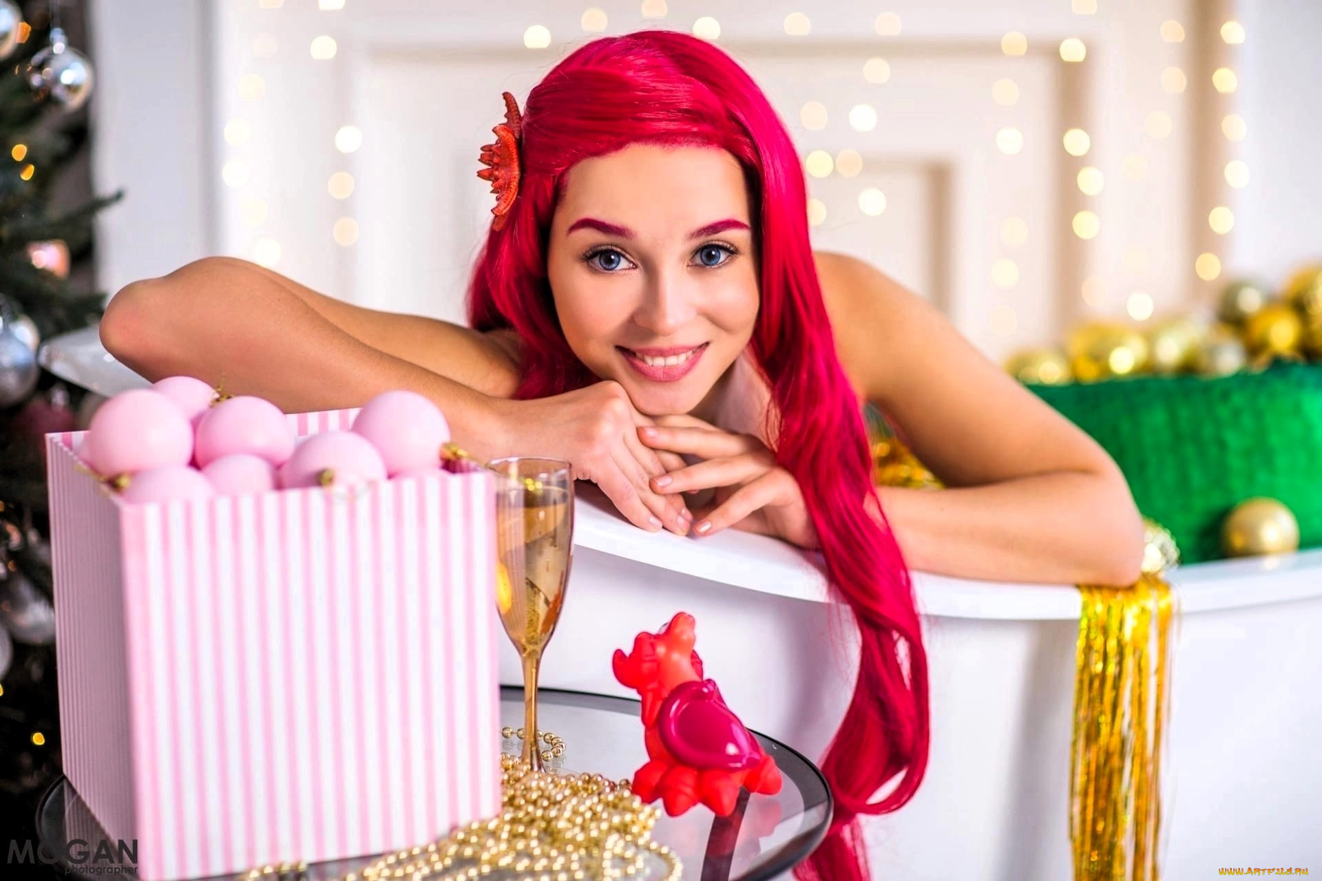 девушки, анна, шаховская, образ, косплей, наряд, костюм, русалочка, ванна, бокал, коробка, шарики, ёлка, новый, год