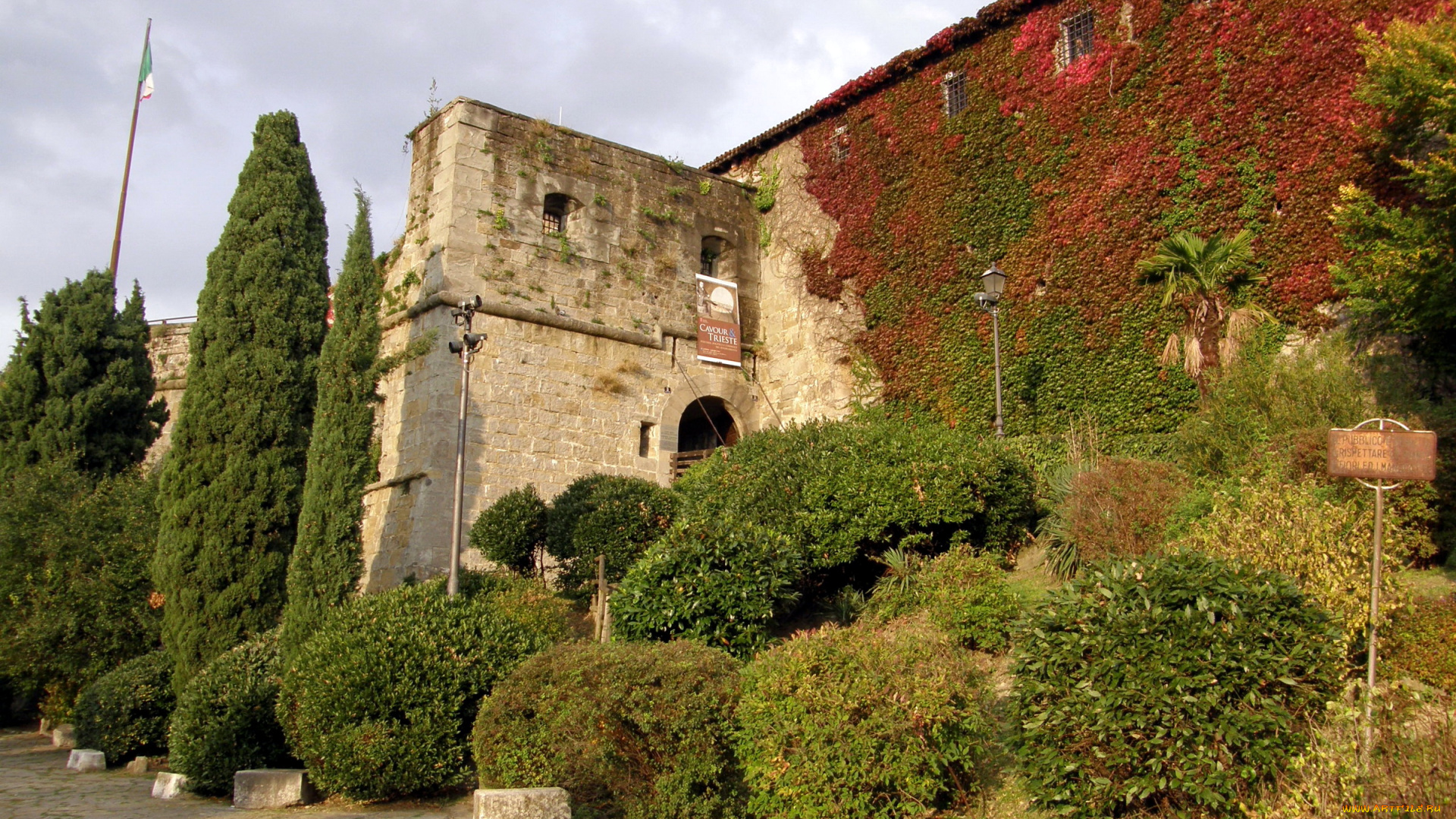 италия, триест, rimembranza, castle, города, дворцы, замки, крепости, плющ, кусты, стены