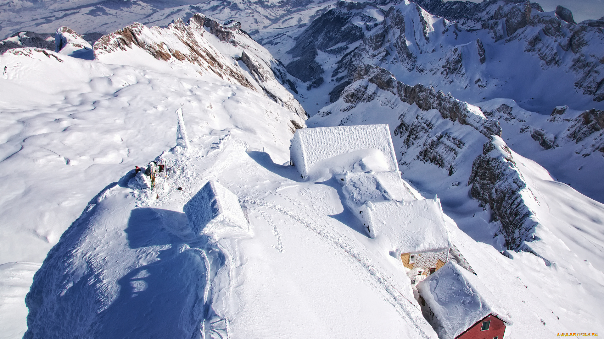 природа, зима, заснежено, следы, сугробы, горы, снег, дома