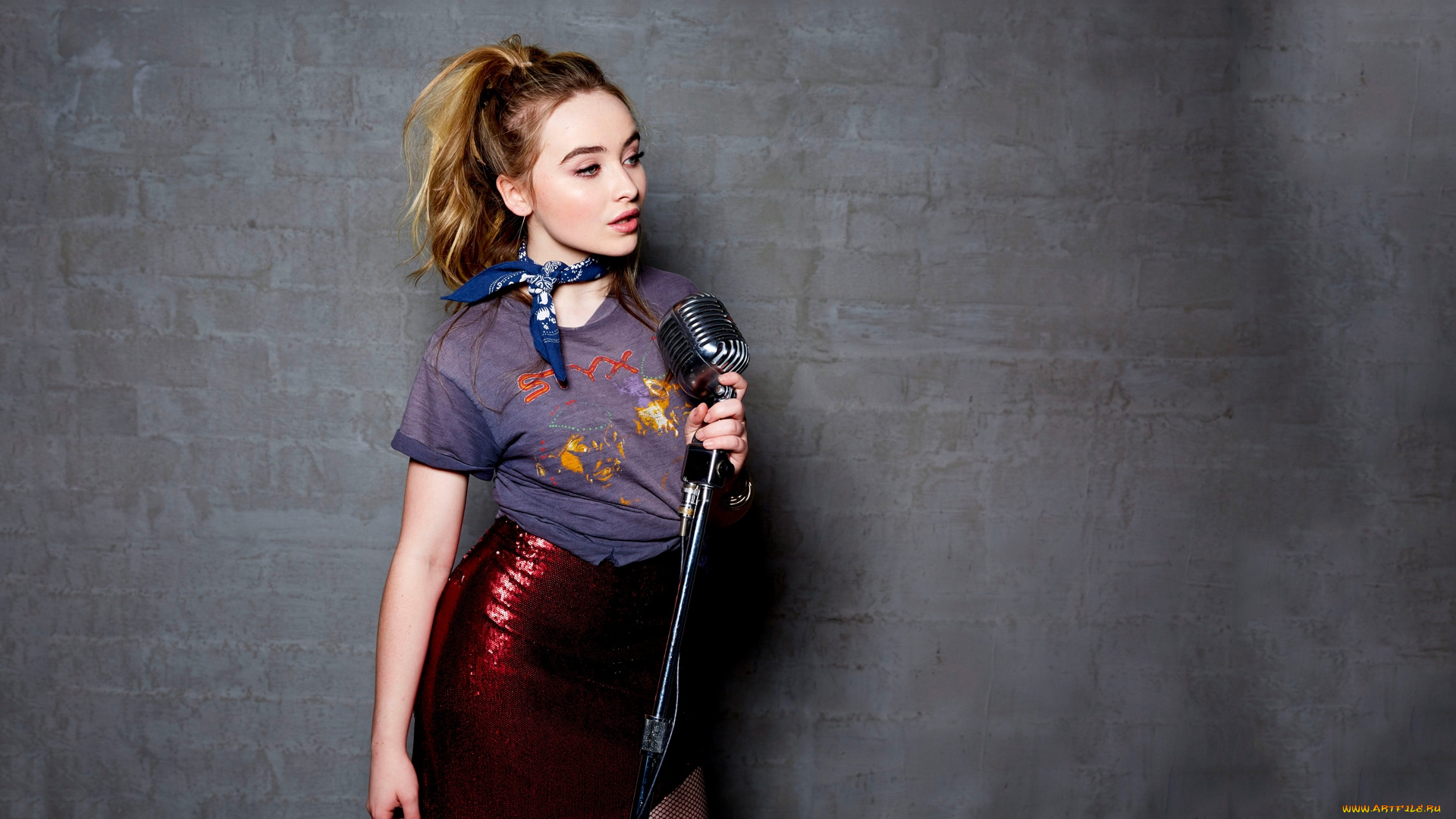 девушки, sabrina, carpenter, юбка, майка, микрофон
