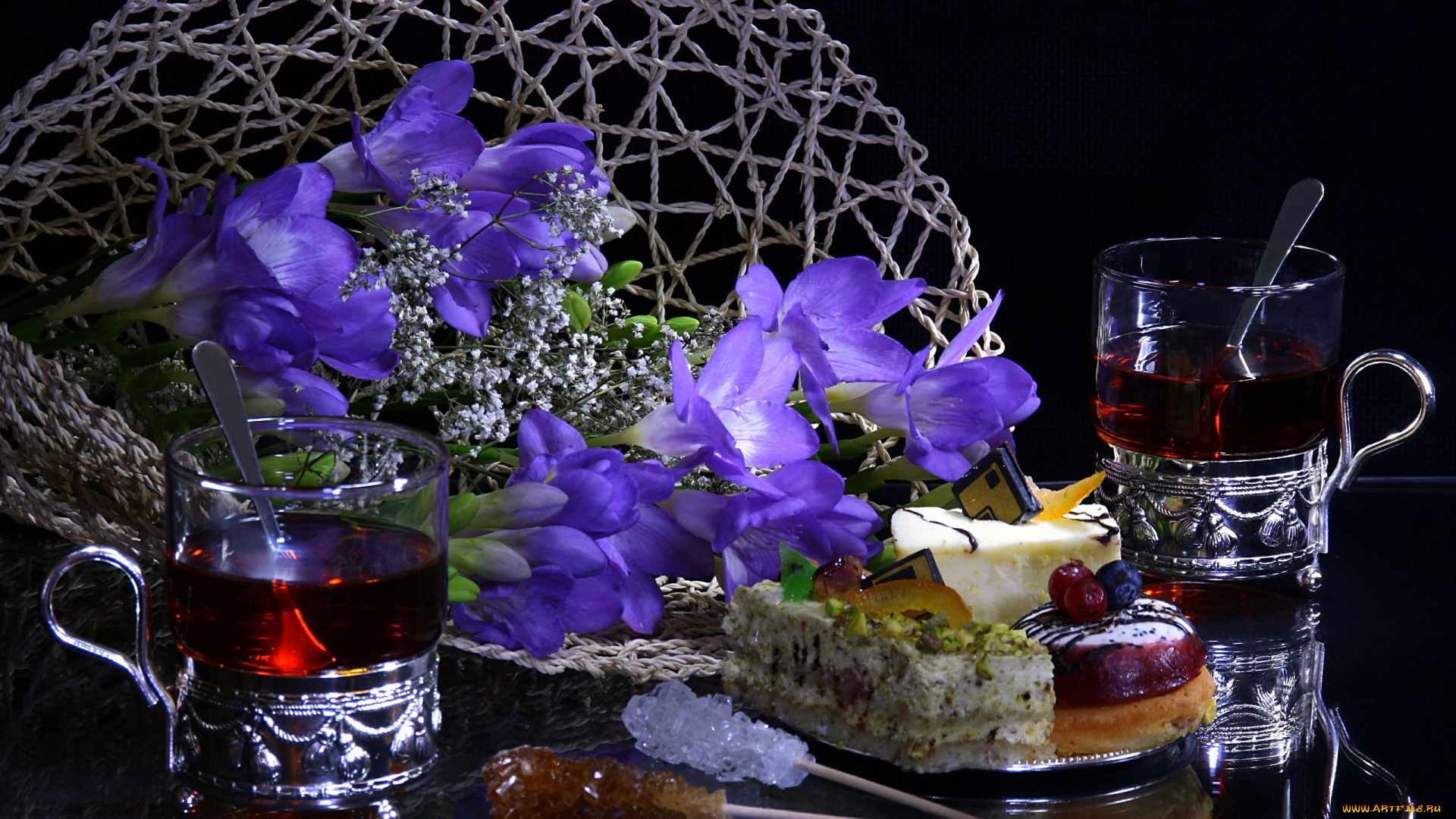 еда, натюрморт, пирожное, подстаканники, стаканы, чай, букет