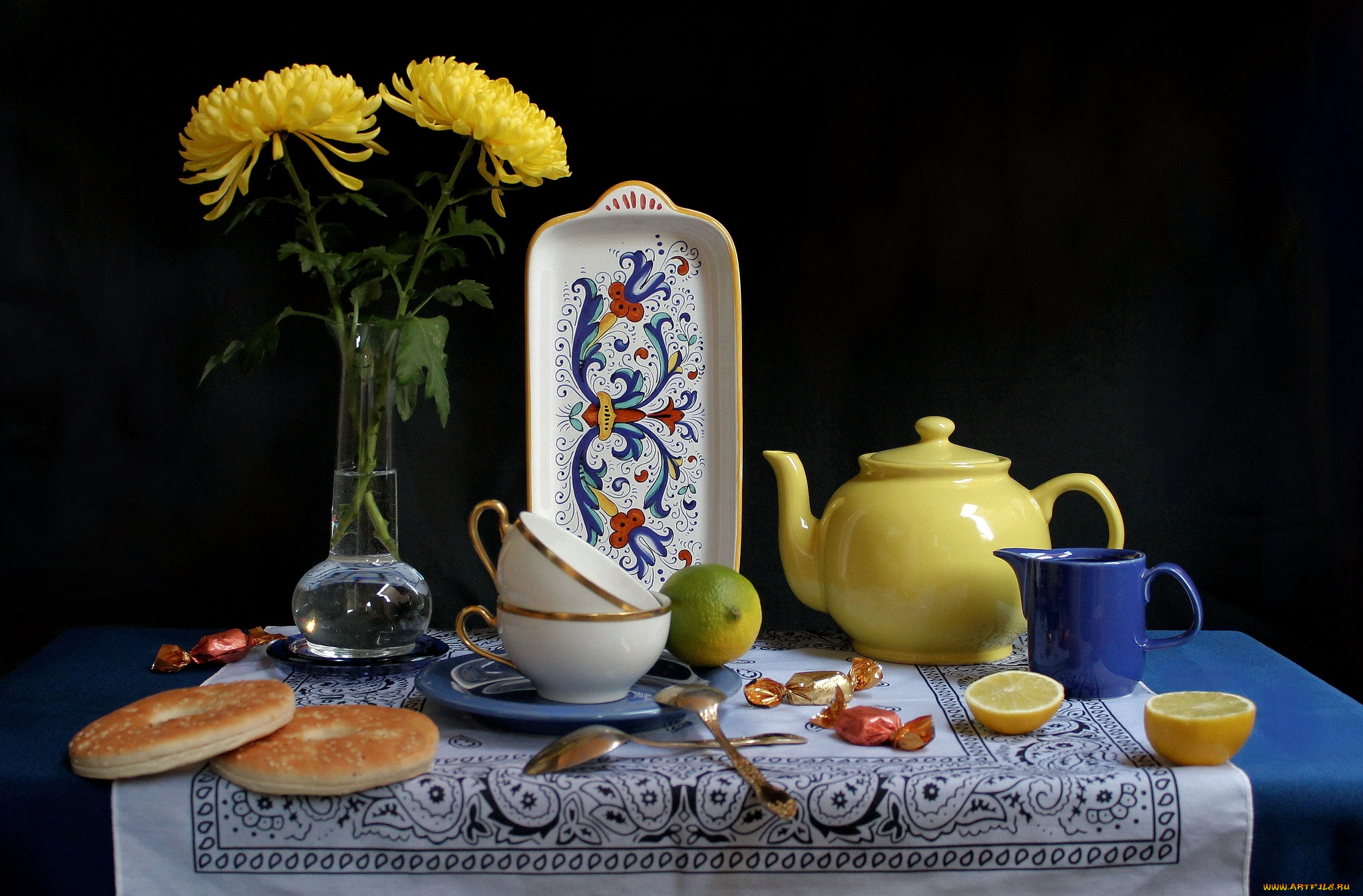 еда, натюрморт, чашки, хризантемы, лимон, заварник, бублики, конфеты