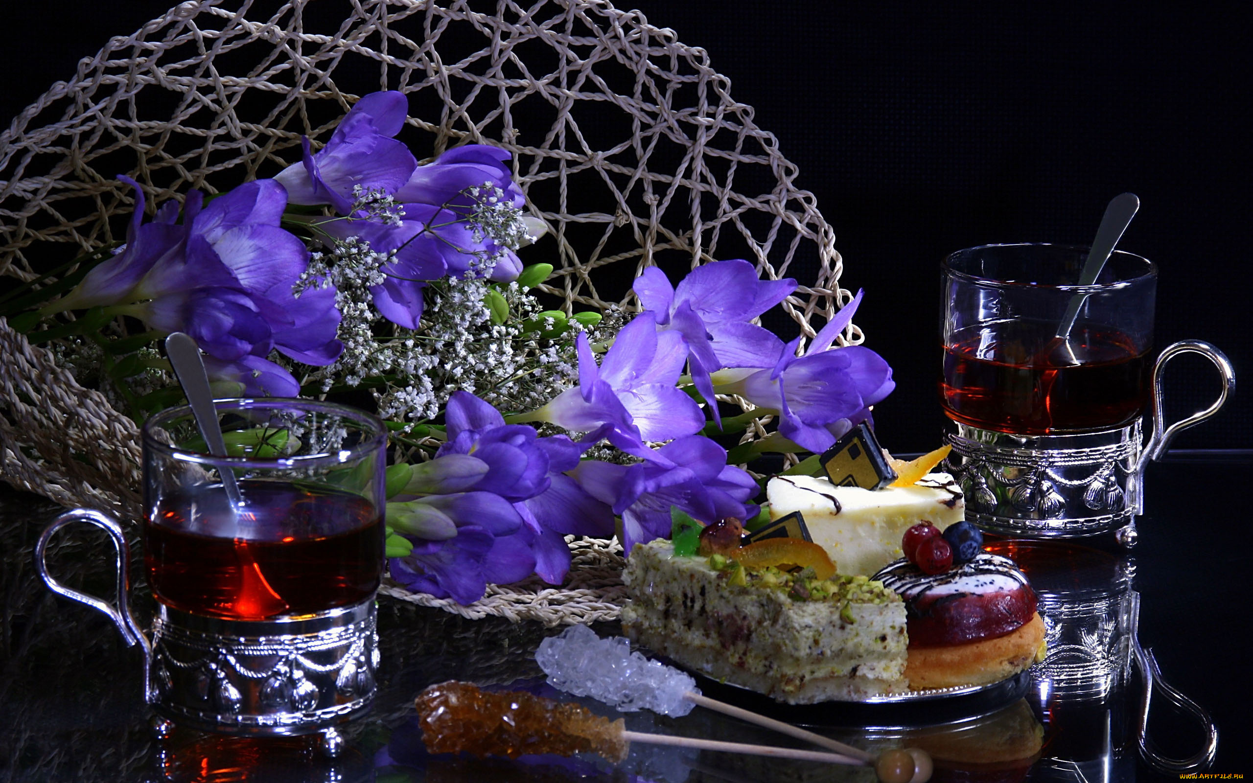еда, натюрморт, пирожное, подстаканники, стаканы, чай, букет