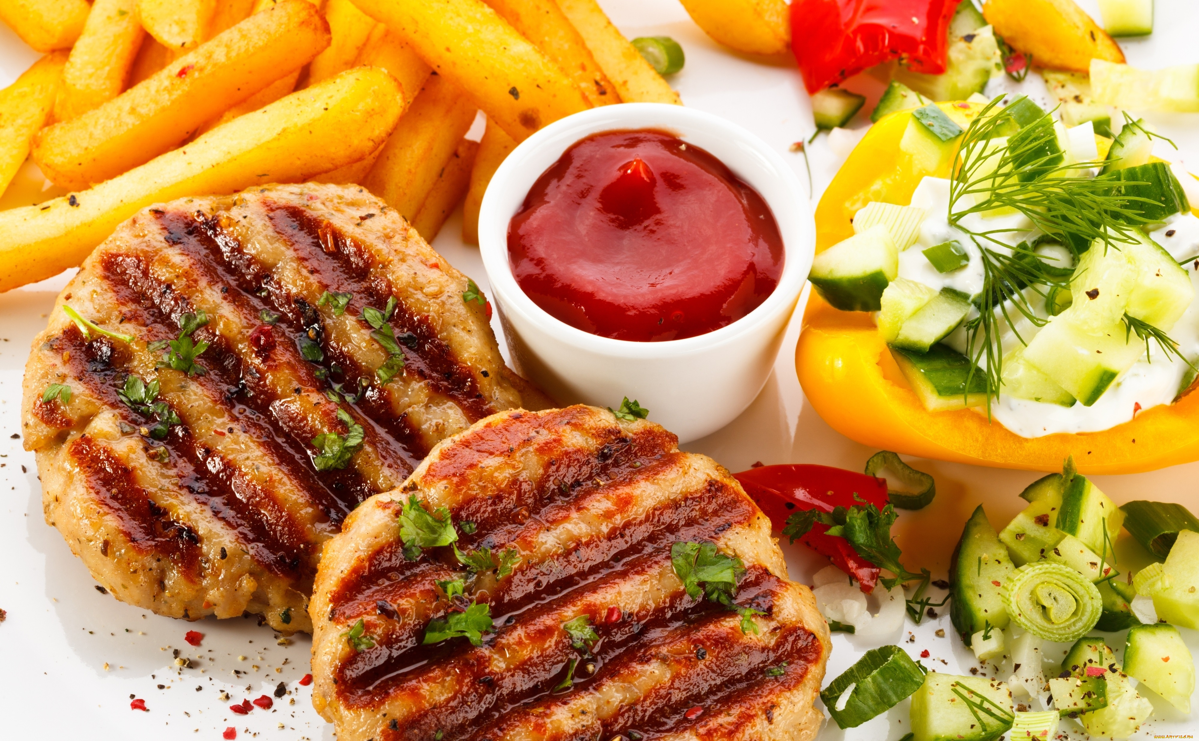 куриные, котлетки, еда, вторые, блюда, с, картошкой, фри, и, соусом, куриные, котлетки