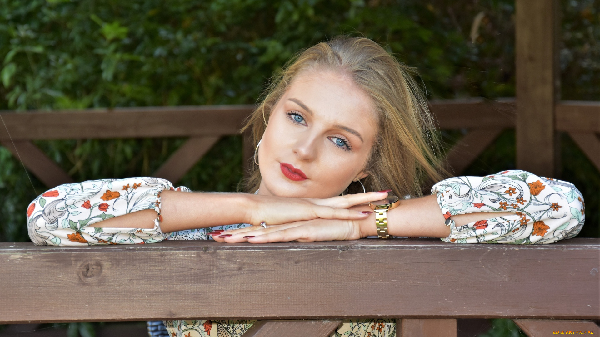 девушки, -unsort, , лица, , портреты, блондинка, блузка, часы, ограда