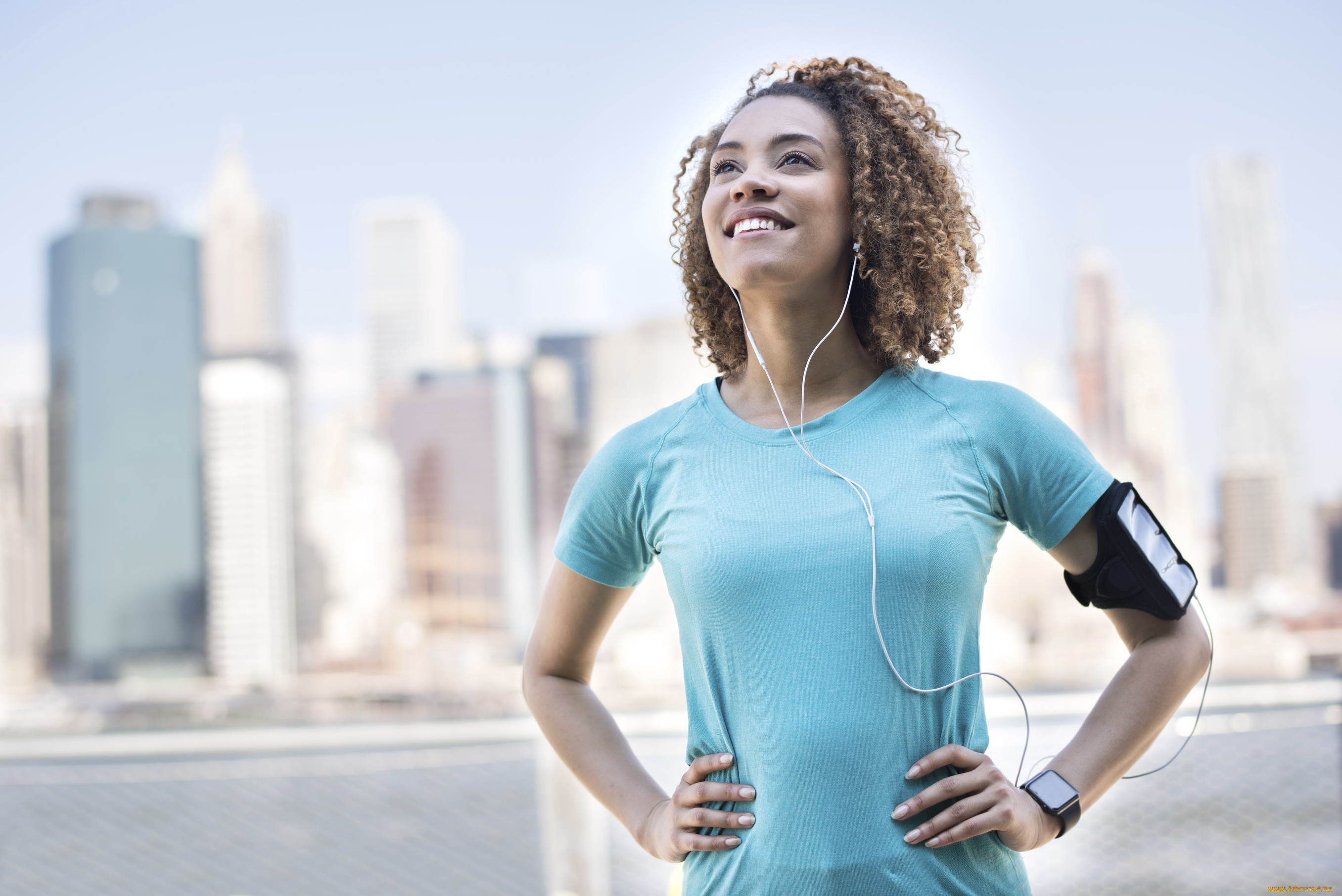 девушки, -, темнокожие, шатенка, футболка, наушники, город