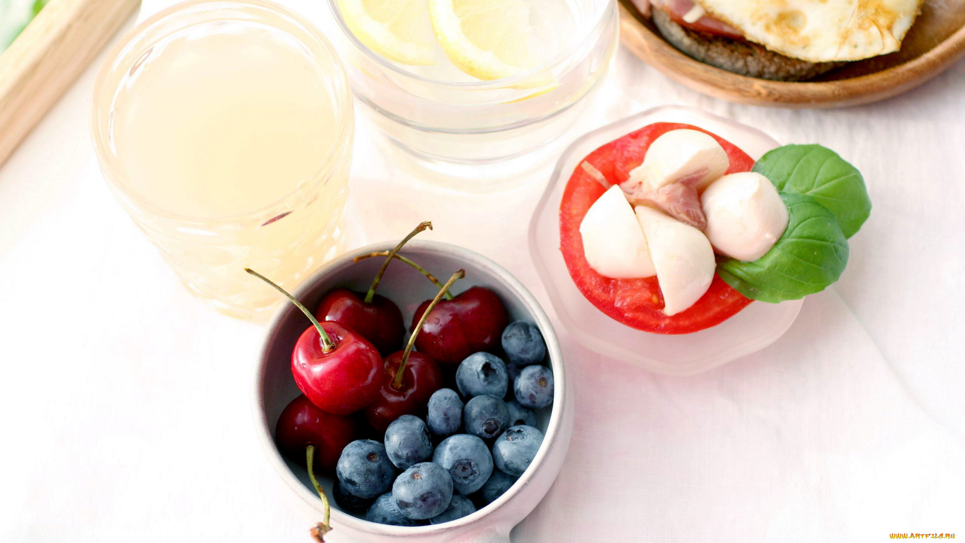 еда, разное, черника, вишни, помидор, сыр, базилик