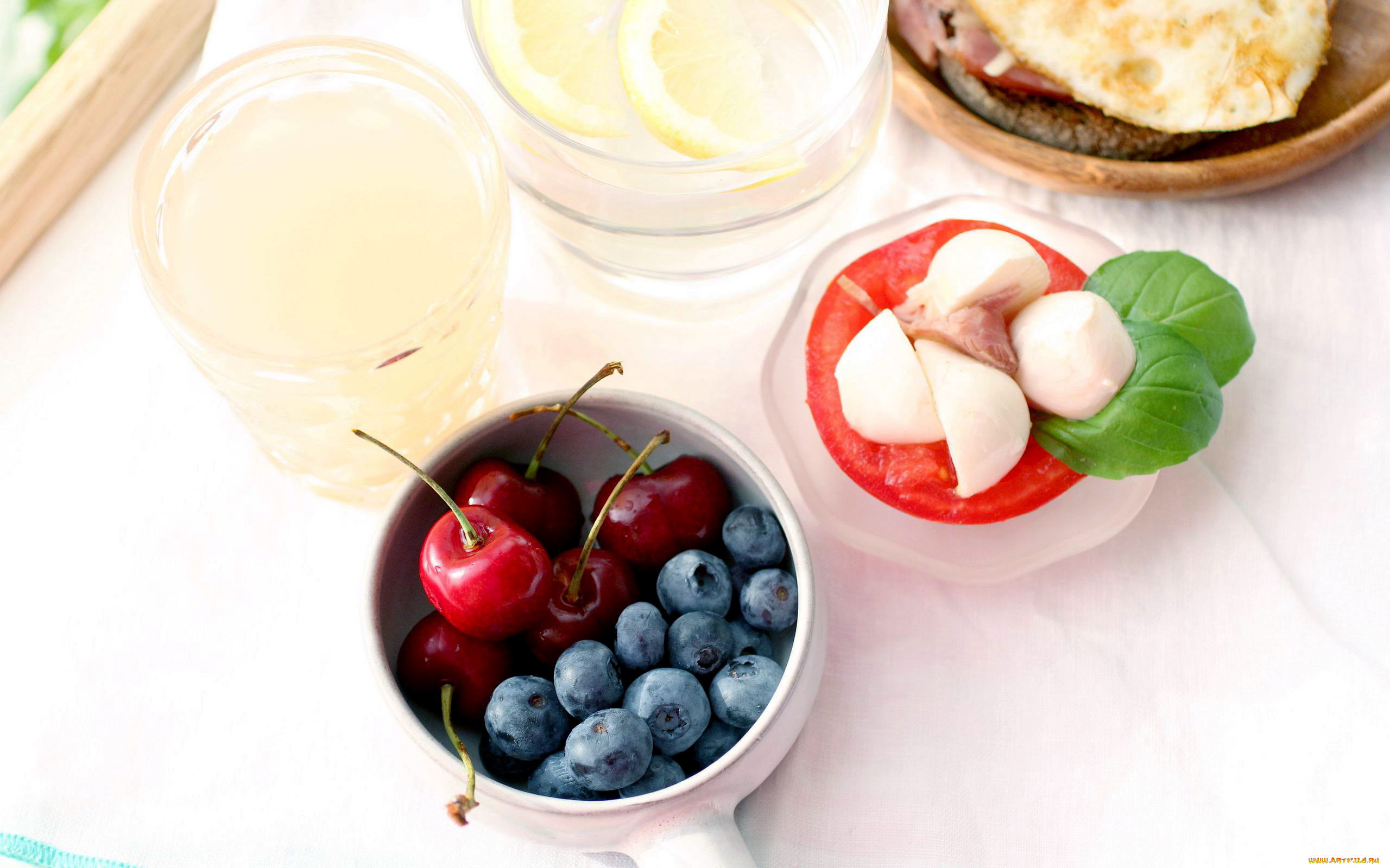 еда, разное, черника, вишни, помидор, сыр, базилик