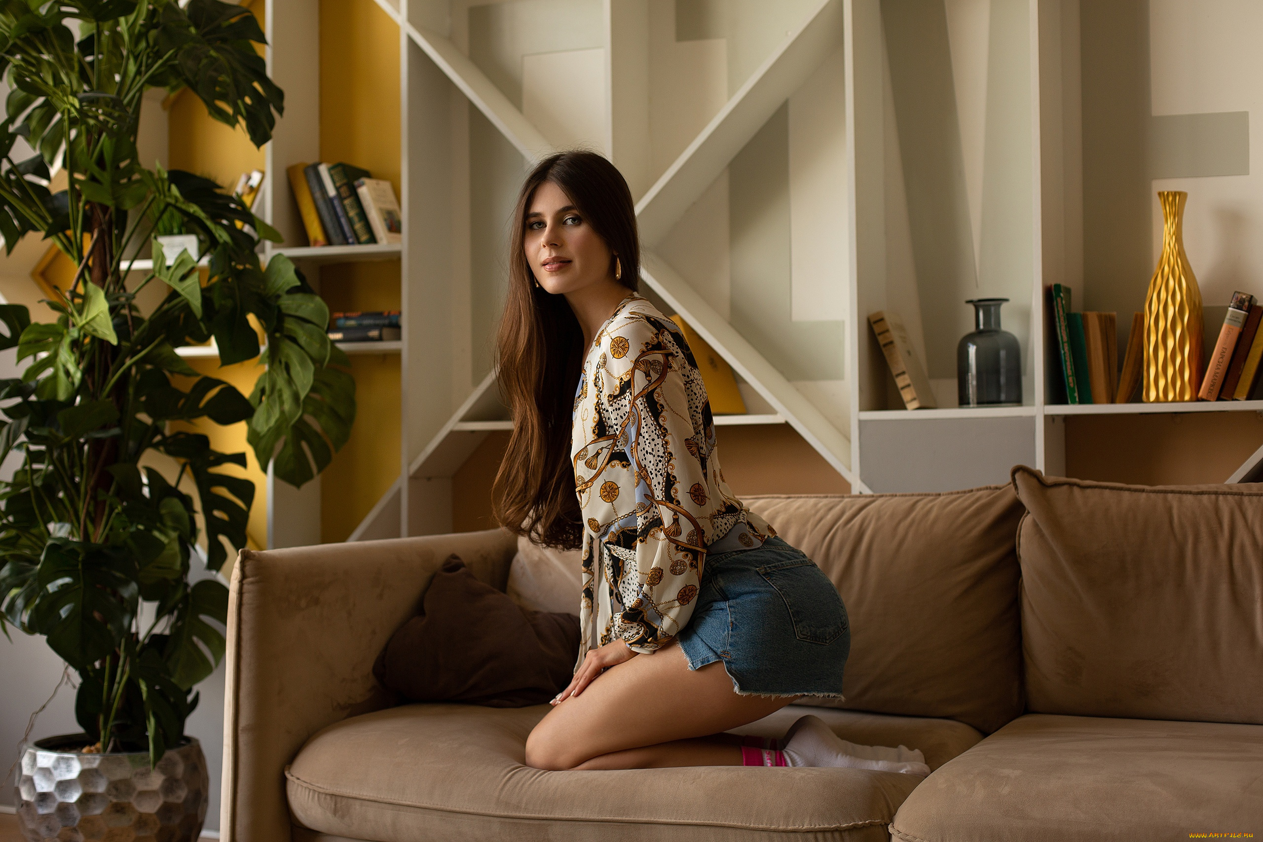 девушки, -, брюнетки, , шатенки, модель, damp, zergut, luna, pica, брюнетка, джинсовые, шорты, диван, носки, короткие, растения, блузка, белые, ноги, вместе, на, коленях, длинные, рукава, волосы, помада