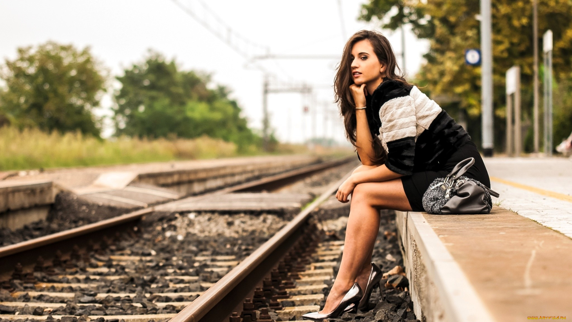 девушки, -, брюнетки, , шатенки, шатенка, куртка, юбка, сумка, каблуки, станция, железная, дорога, рельсы