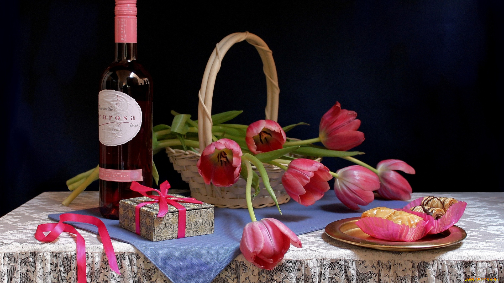 еда, натюрморт, пирожные, коробочка, тюльпаны, вино