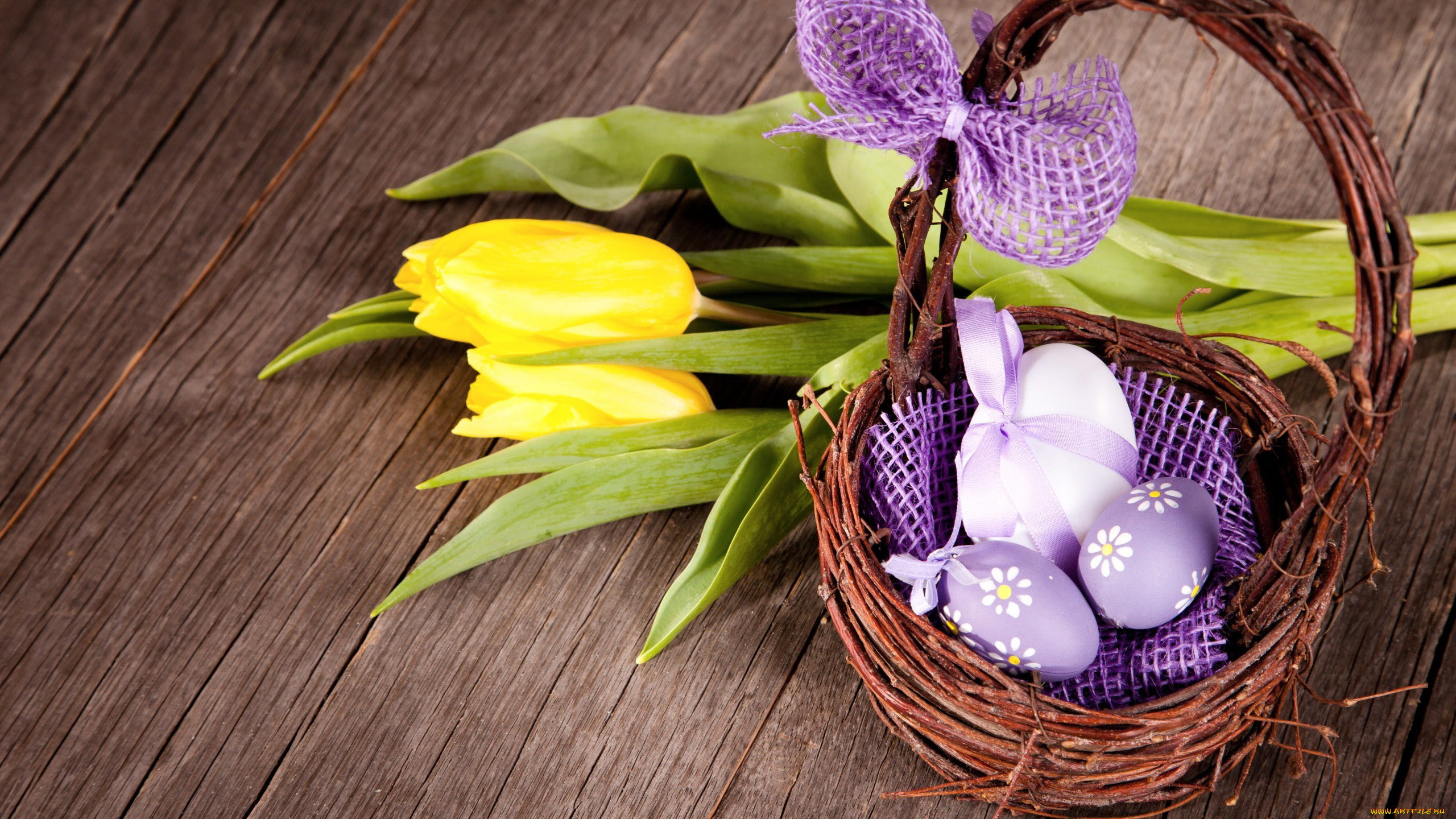 праздничные, пасха, корзинка, писанки, бант, тюльпаны