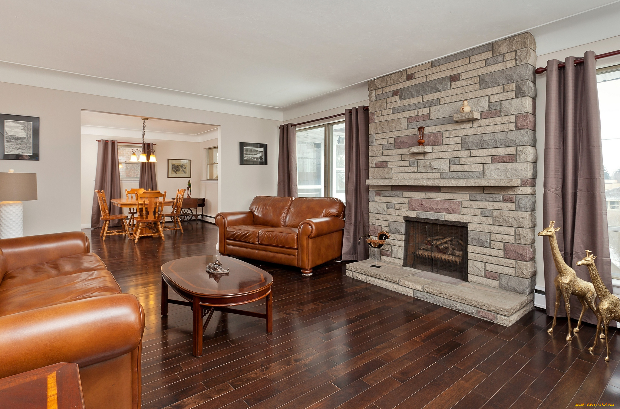 интерьер, гостиная, жирафы, стол, кресла, камин