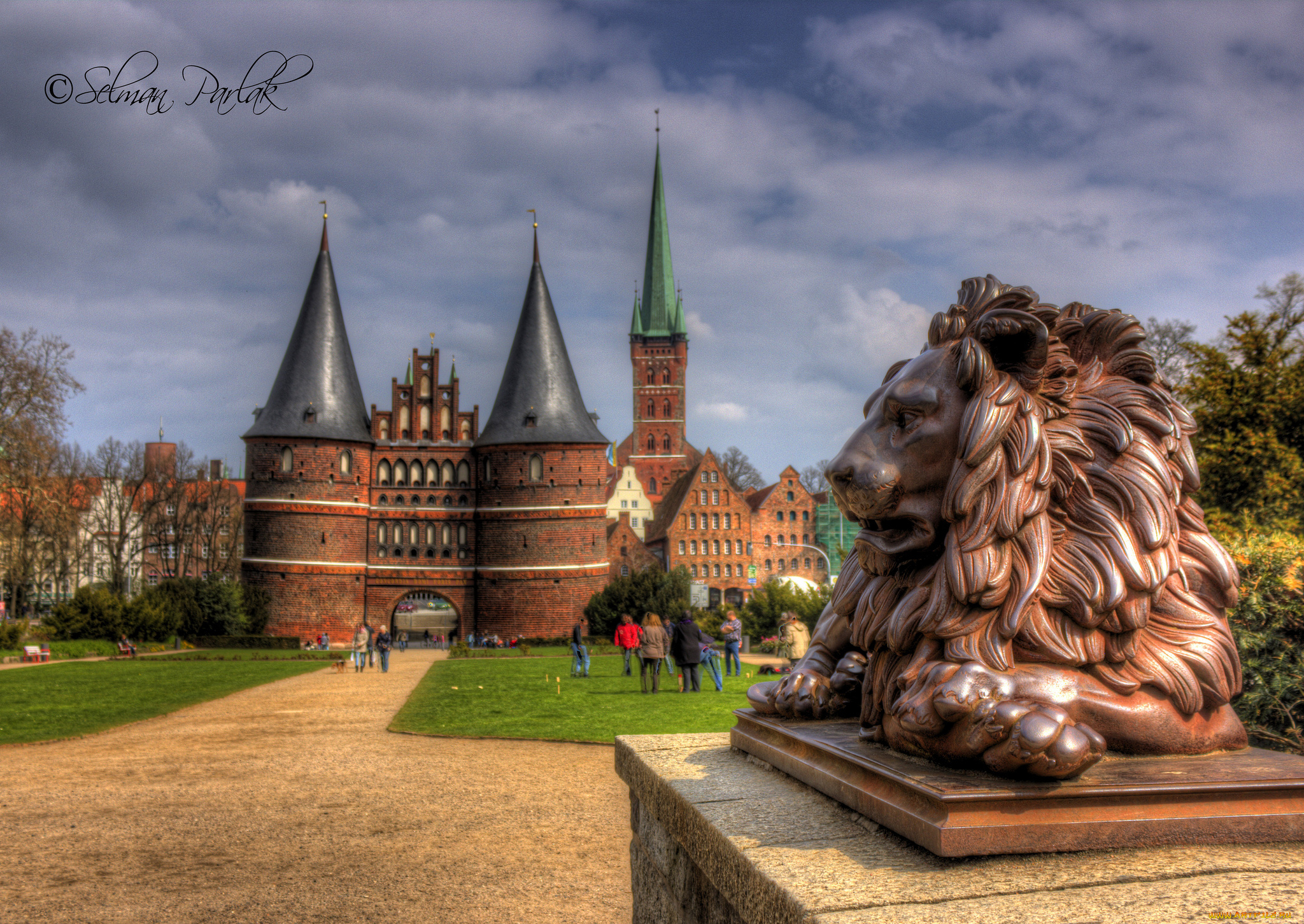 lubeck, germany, города, исторические, архитектурные, памятники, любек, holstentorplatz, голштинские, ворота, лев, скульптура, германия