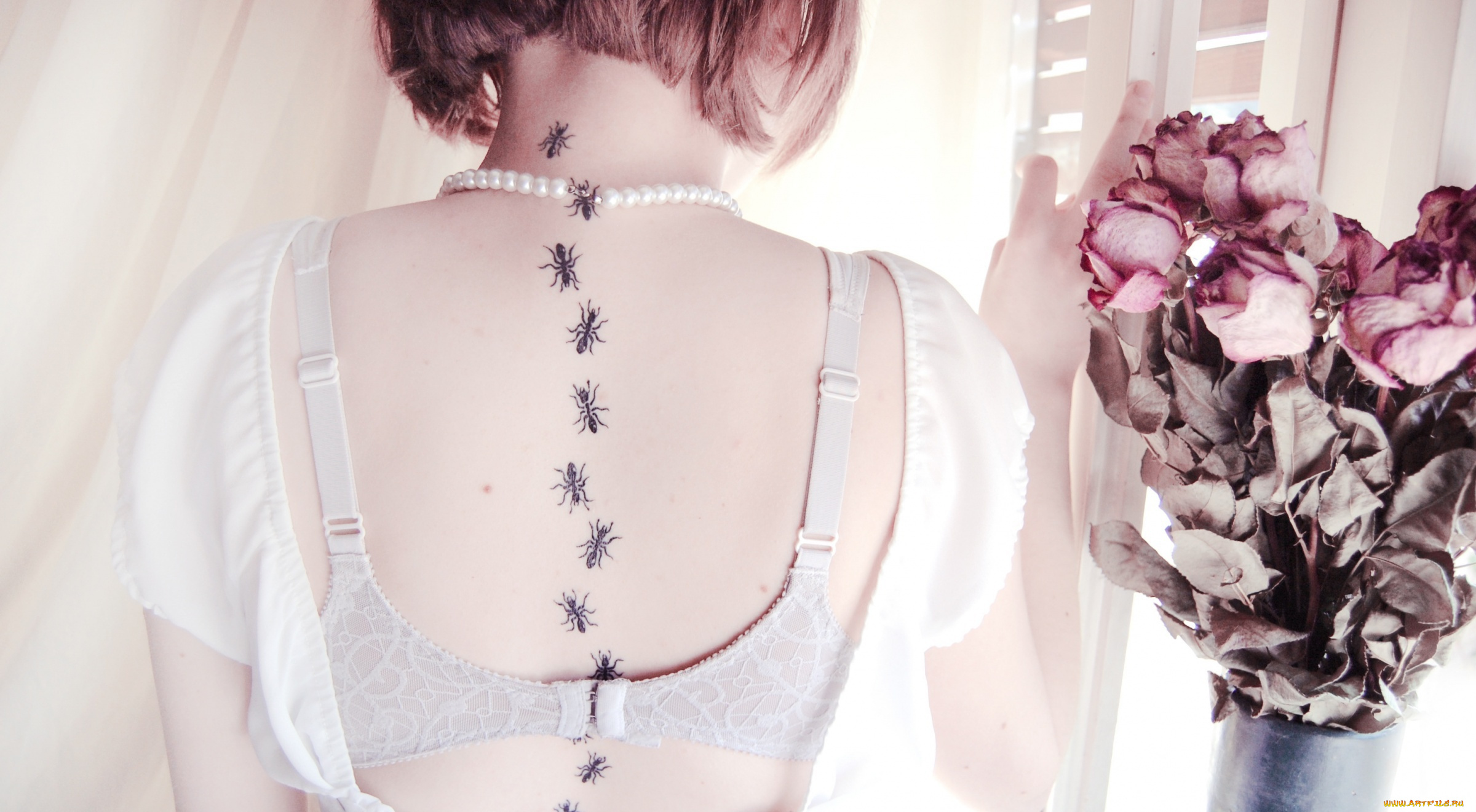девушки, -unsort, , брюнетки, темноволосые, тату, муравьи, букет, бусы, спина, каре