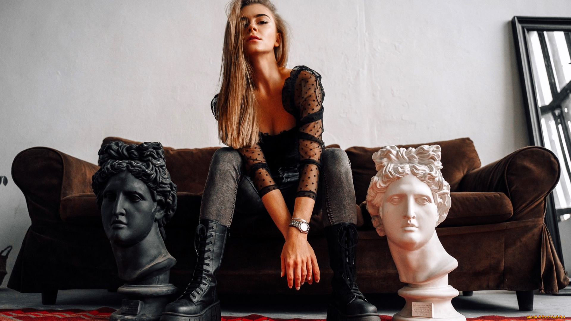 девушки, -, блондинки, , светловолосые, русая, топ, джинсы, ботинки, берцы, диван, ковер, головы, статуи