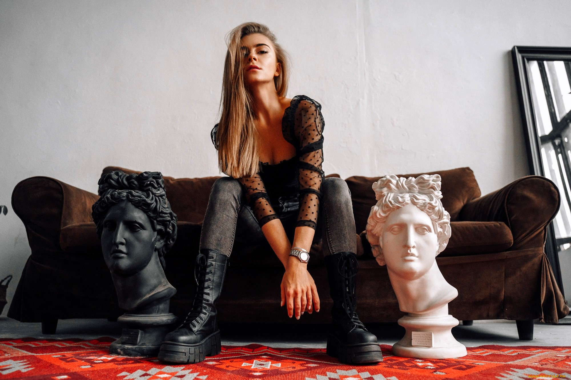 девушки, -, блондинки, , светловолосые, русая, топ, джинсы, ботинки, берцы, диван, ковер, головы, статуи