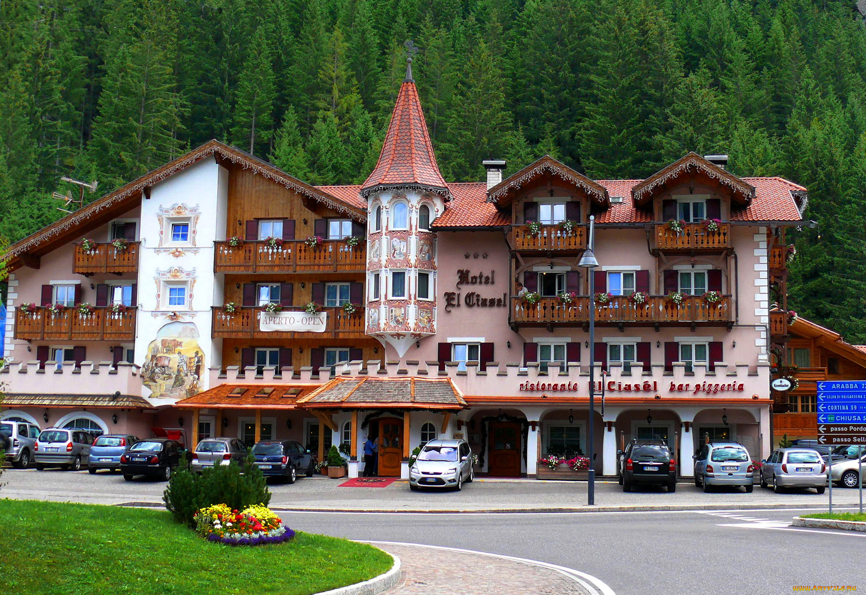 италия, канацеи, города, здания, дома, дом, машины, клумба, лес