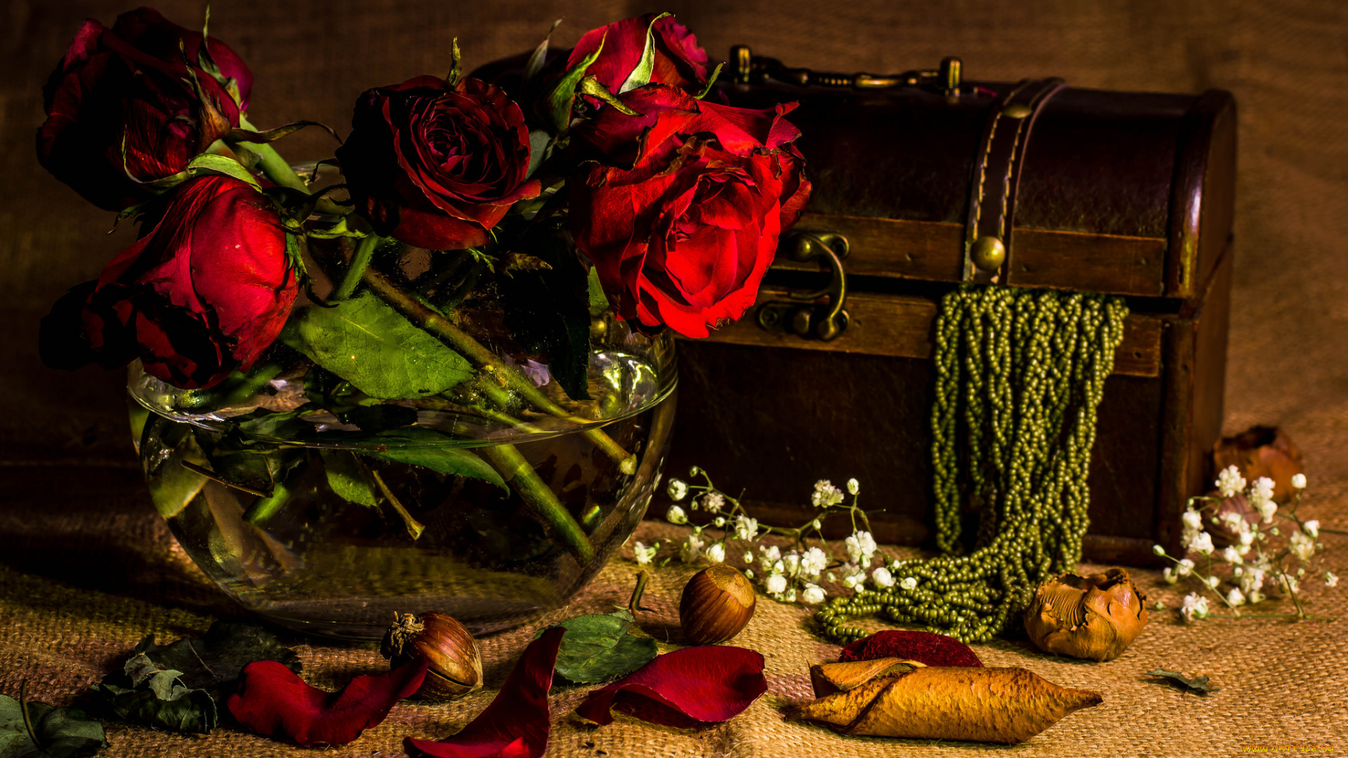 цветы, розы, бусы, лепестки, шкатулка