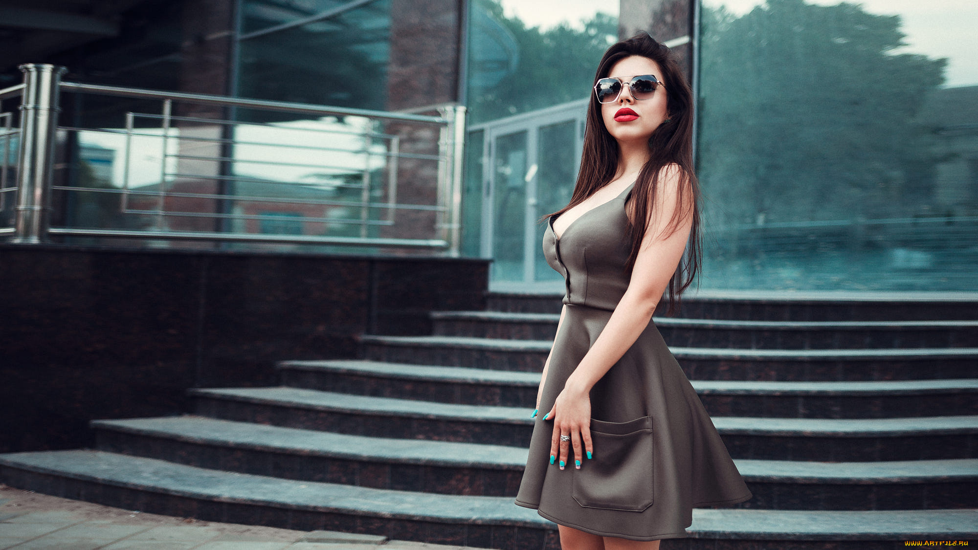 девушки, -unsort, , брюнетки, темноволосые, солнцезащитные, очки, длинные, волосы, женщины, на, открытом, воздухе, брюнетка, платье, sergey, krys, wallhaven, стоя, маникюр, декольте, красная, помада, лестницы