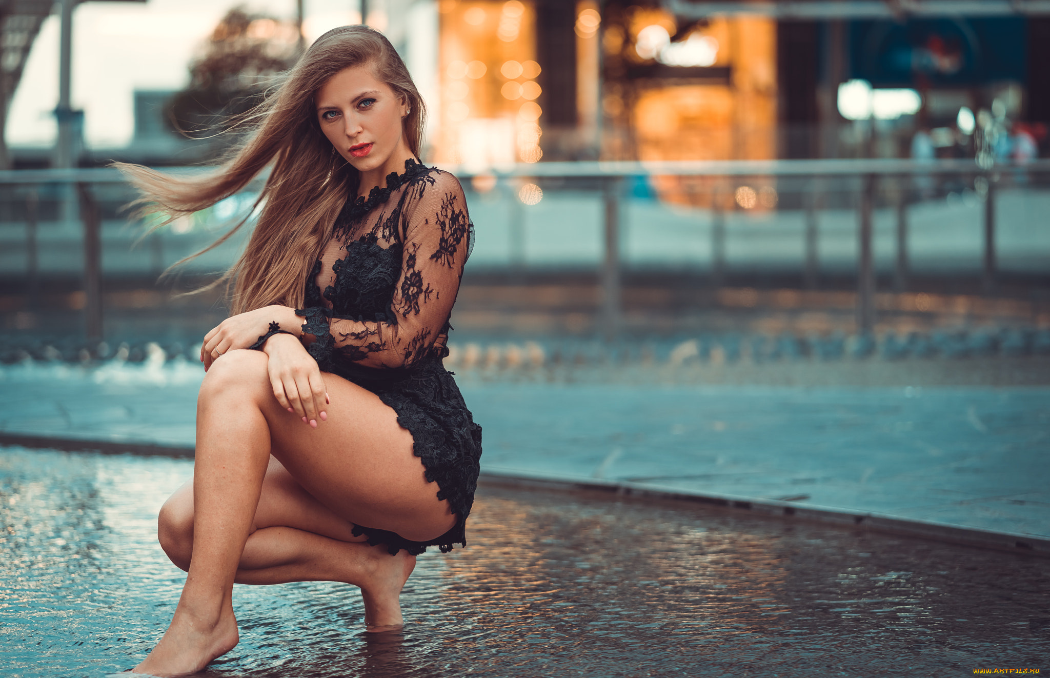 девушки, -unsort, , блондинки, , светловолосые, ножки, красная, помада, длинные, волосы, фонтан, голубые, глаза, черная, одежда, quatting, вода, розовые, ногти