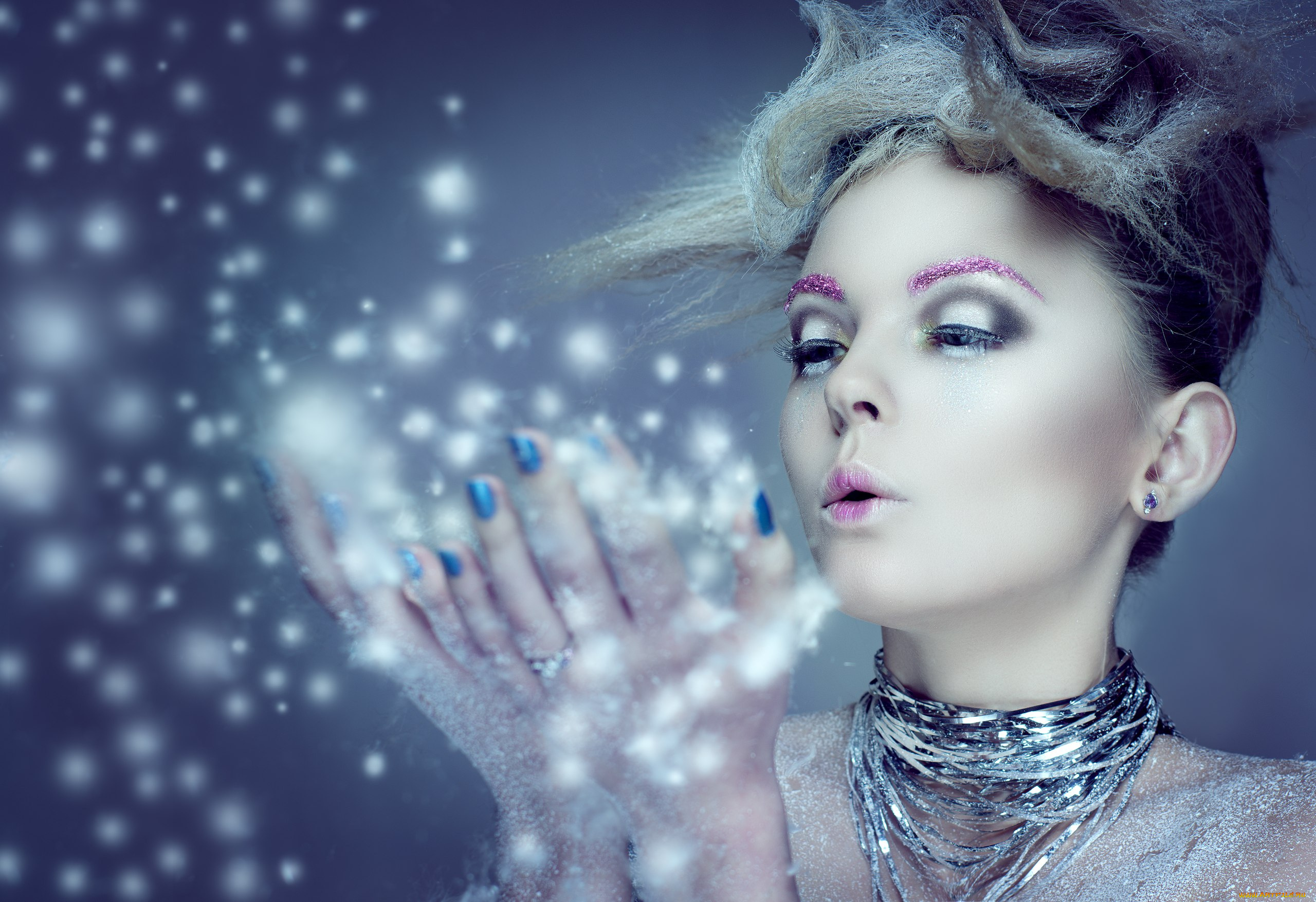 девушки, -unsort, , лица, , портреты, модель, блондинка, лицо, макияж, ожерелье, руки, блестки, креатив