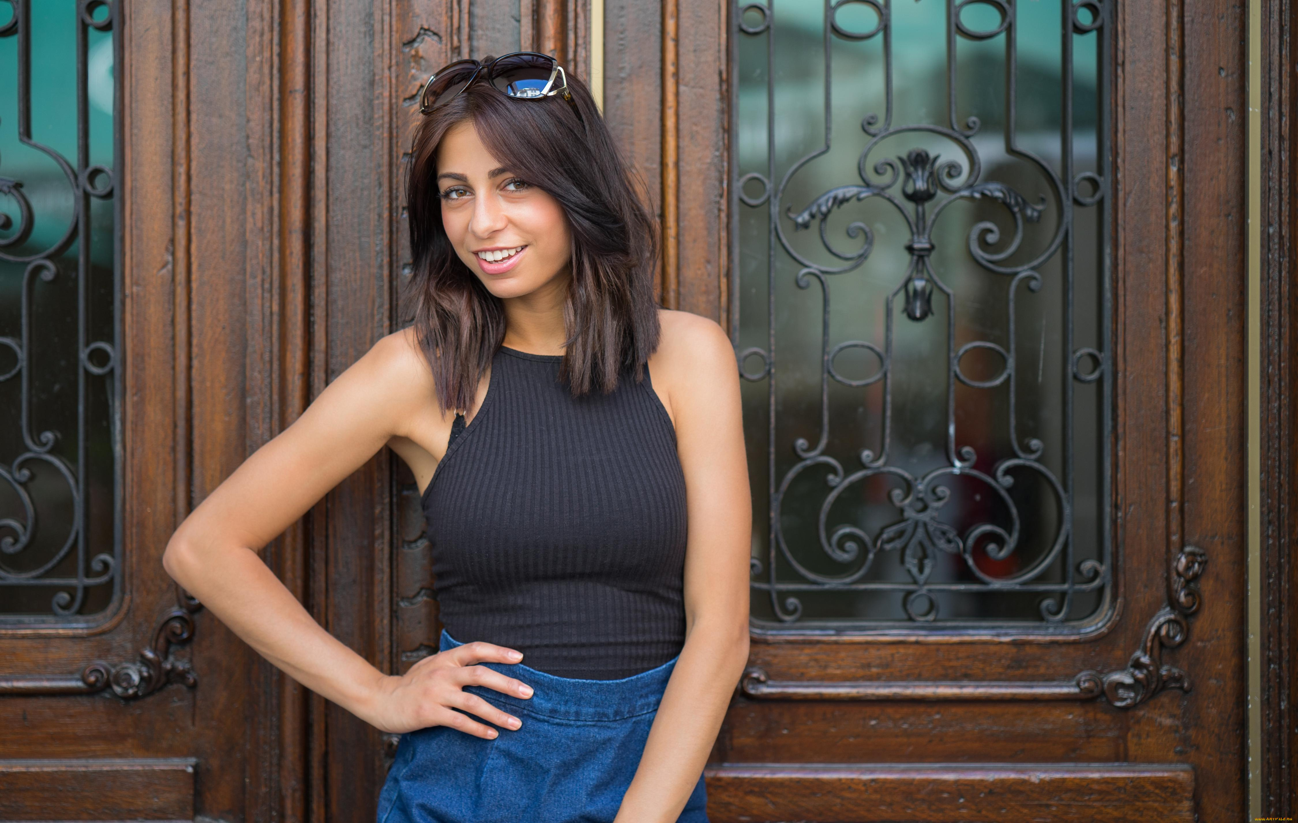 девушки, -unsort, , брюнетки, темноволосые, двери, джинсы, шатенка, топ, улыбка, очки