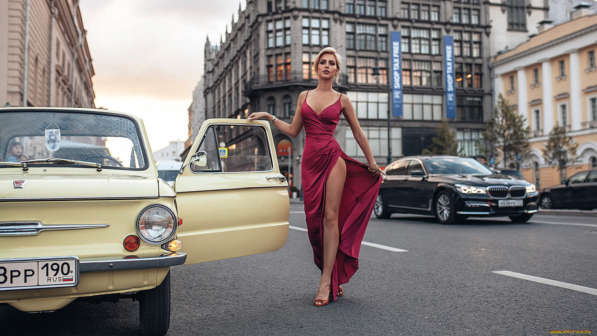 оксана, стрельцова, девушки, блондинка, платье, машины, дорога, дома, женщины, модель, город, россия, номера, транспортное, средство, стоя, ноги, в, городе, на, улице, макияж, смотрит, зрителя, красное, заз, bmw, декольте