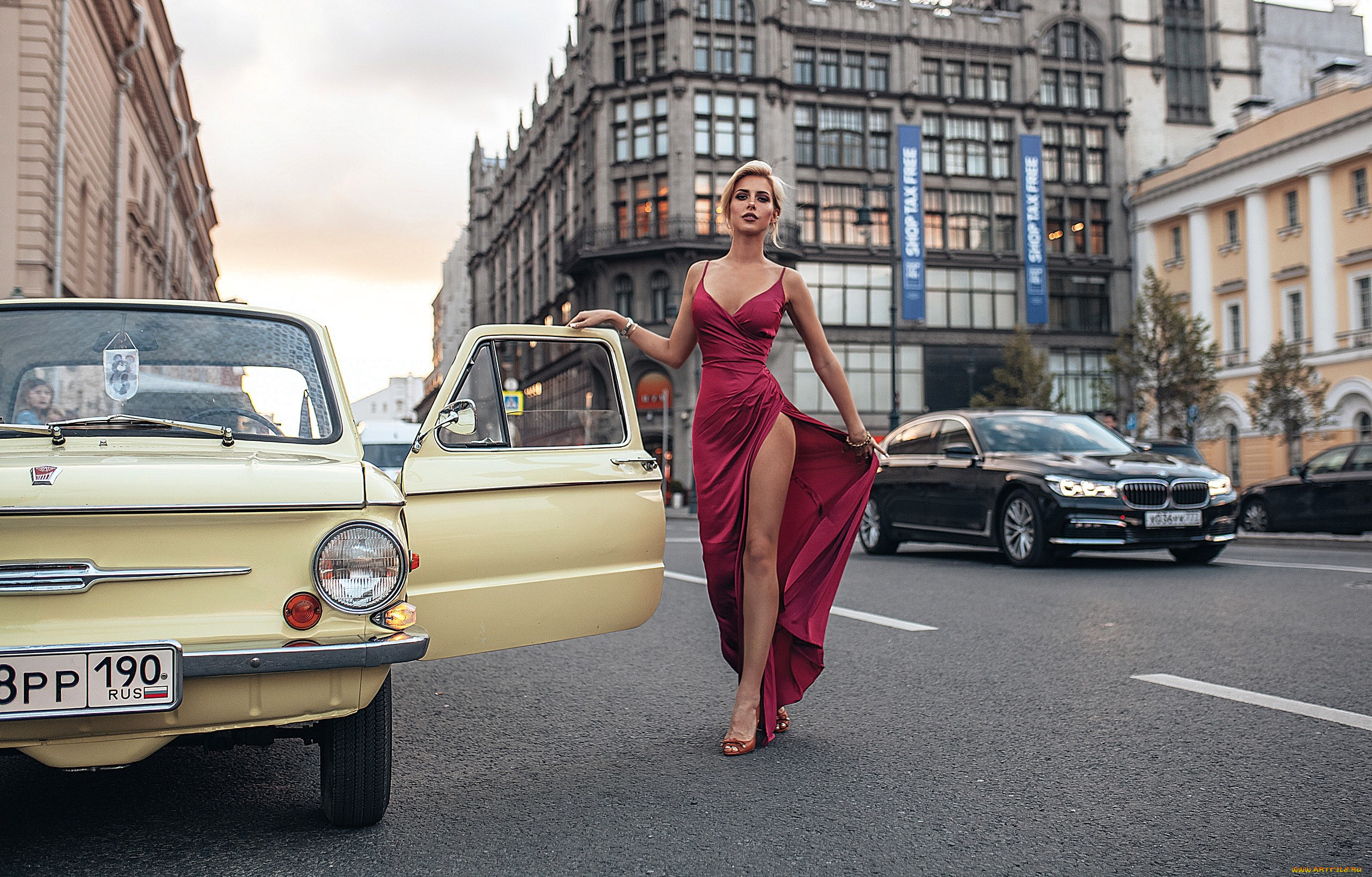 оксана, стрельцова, девушки, блондинка, платье, машины, дорога, дома, женщины, модель, город, россия, номера, транспортное, средство, стоя, ноги, в, городе, на, улице, макияж, смотрит, зрителя, красное, заз, bmw, декольте