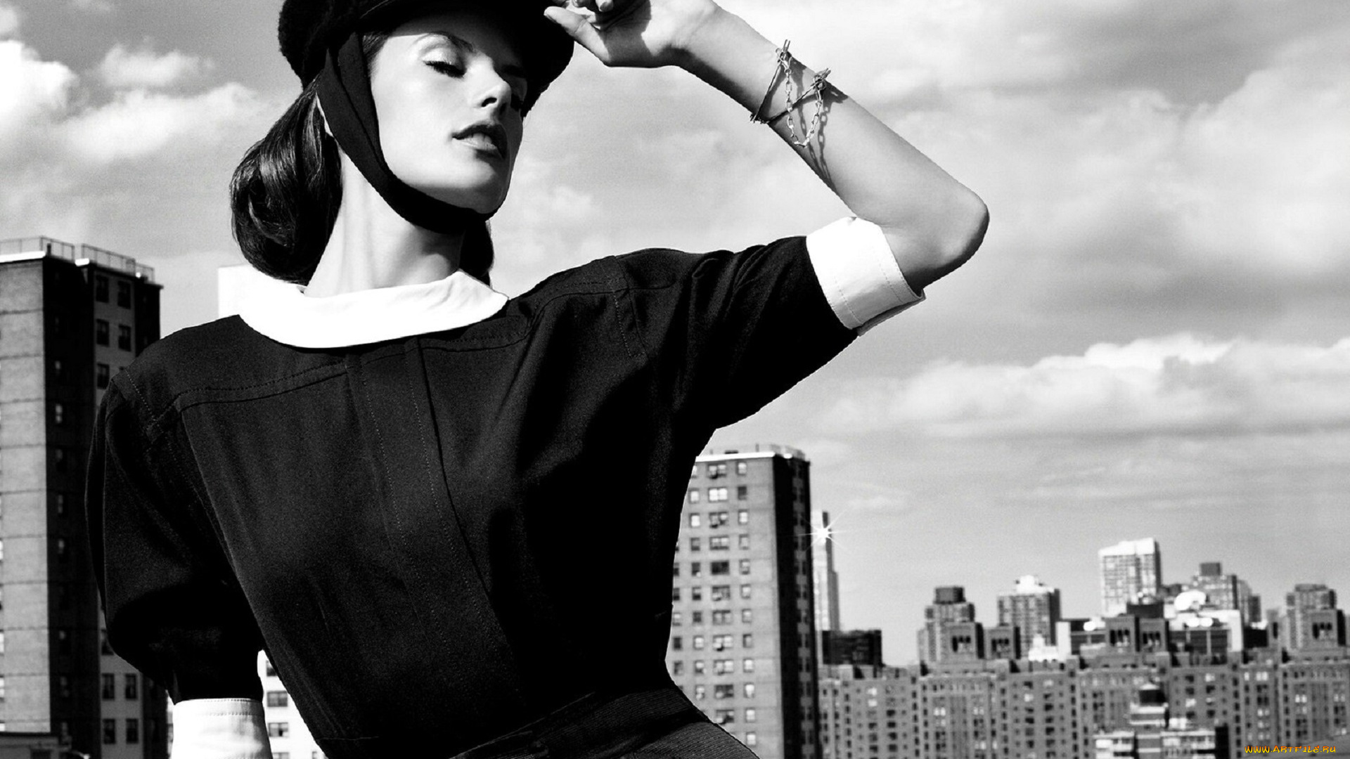 девушки, alessandra, ambrosio, черно-белая, модель, фуражка, наряд, город, панорама