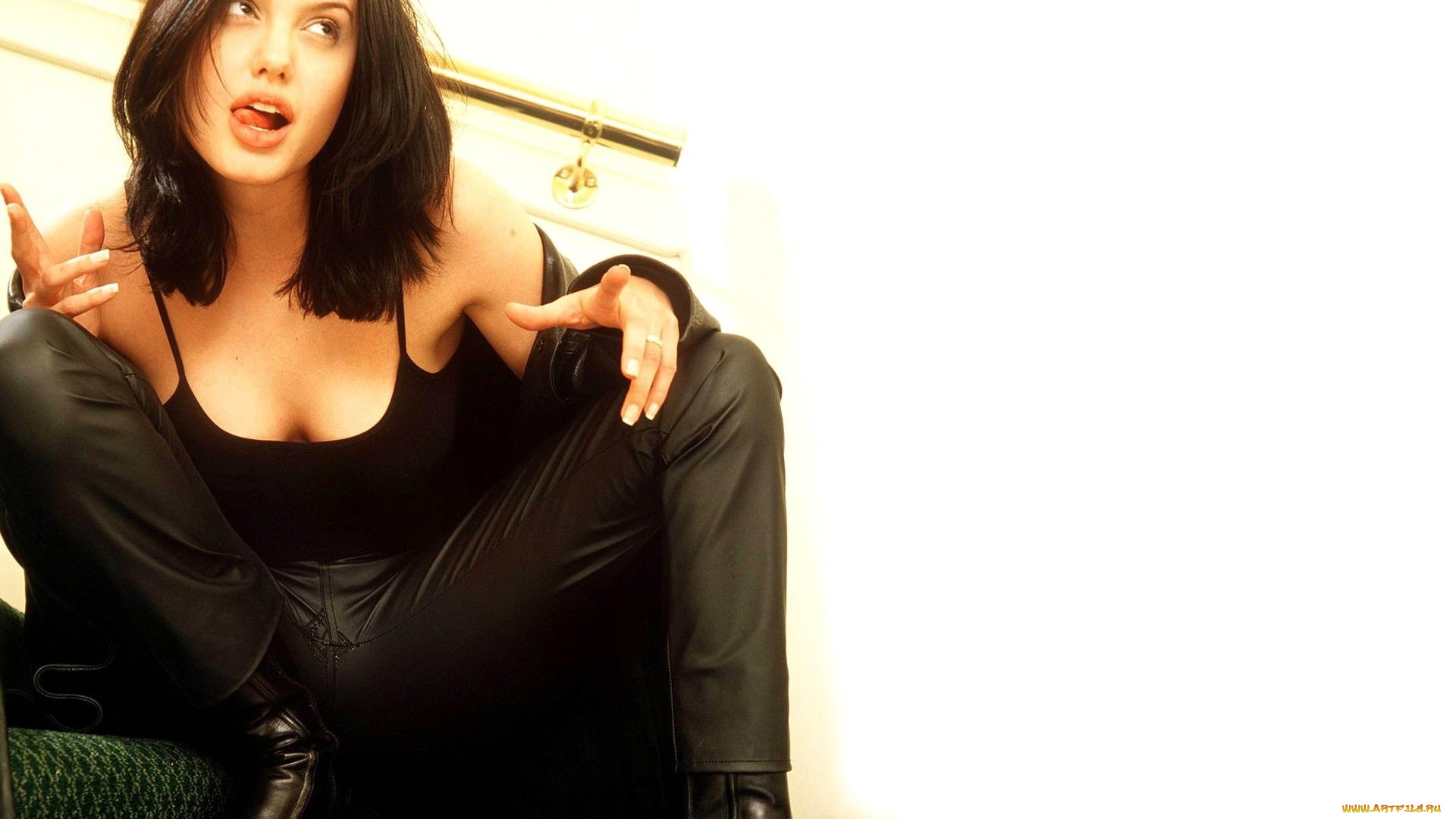 девушки, angelina, jolie, актриса, брюнетка, майка, штаны, лестница