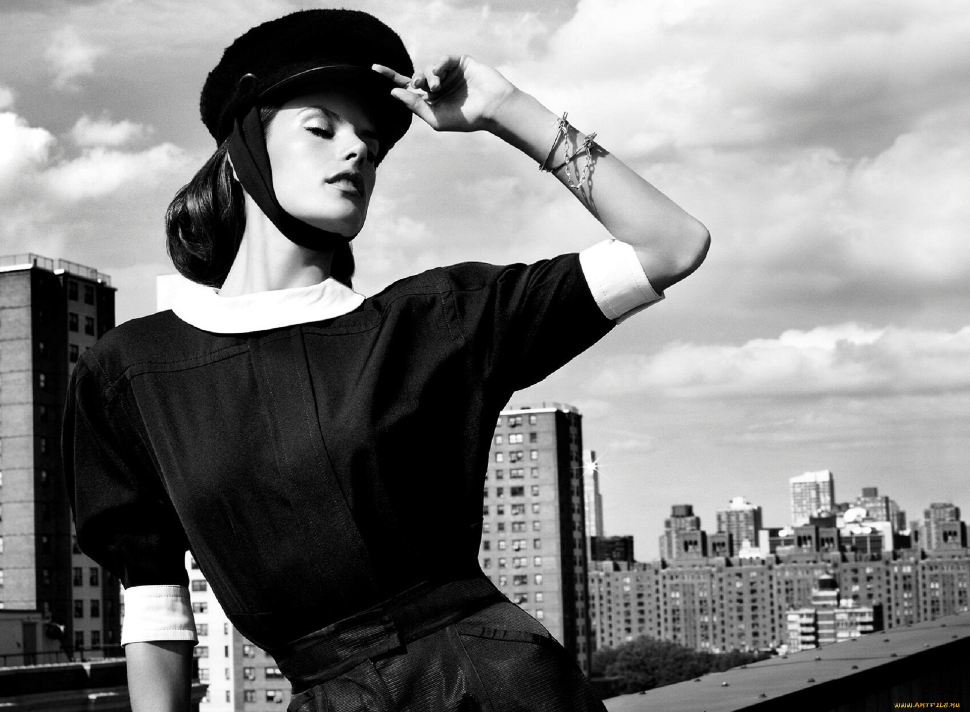 девушки, alessandra, ambrosio, черно-белая, модель, фуражка, наряд, город, панорама