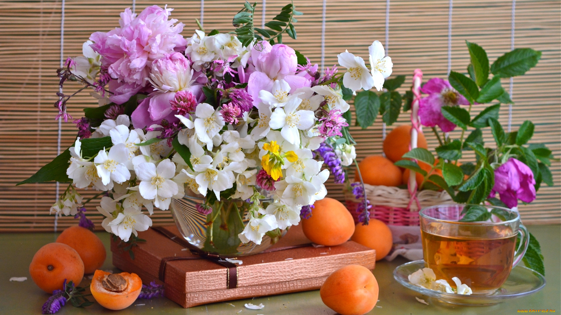 еда, натюрморт, коробка, абрикосы, шиповник, чай, клематис, пионы, букет