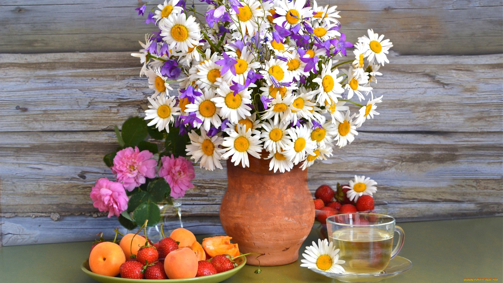 еда, натюрморт, ромашки, колокольчики, ягоды, абрикосы, клубника, чай, розы, кувшин, букет, лето