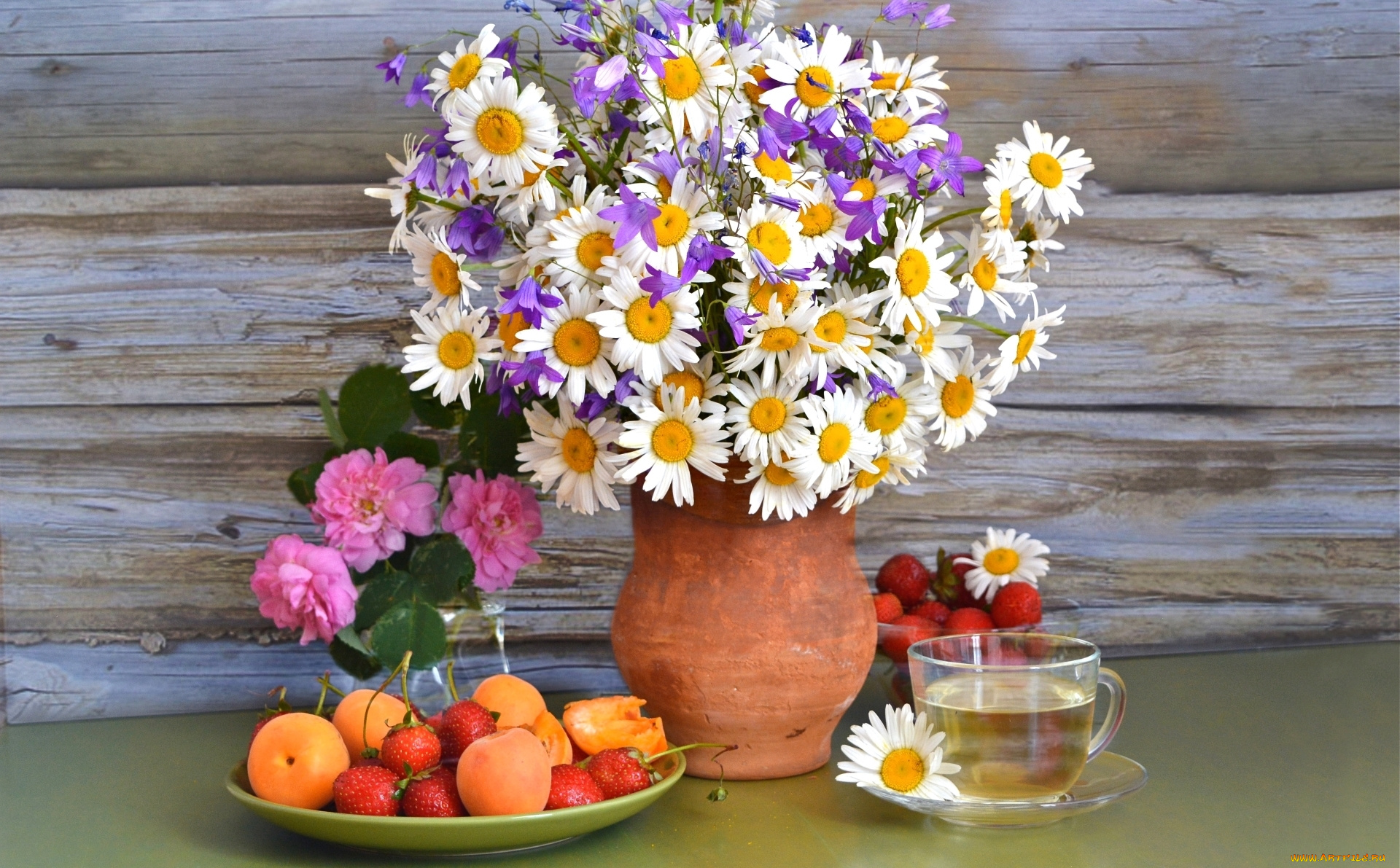 еда, натюрморт, ромашки, колокольчики, ягоды, абрикосы, клубника, чай, розы, кувшин, букет, лето