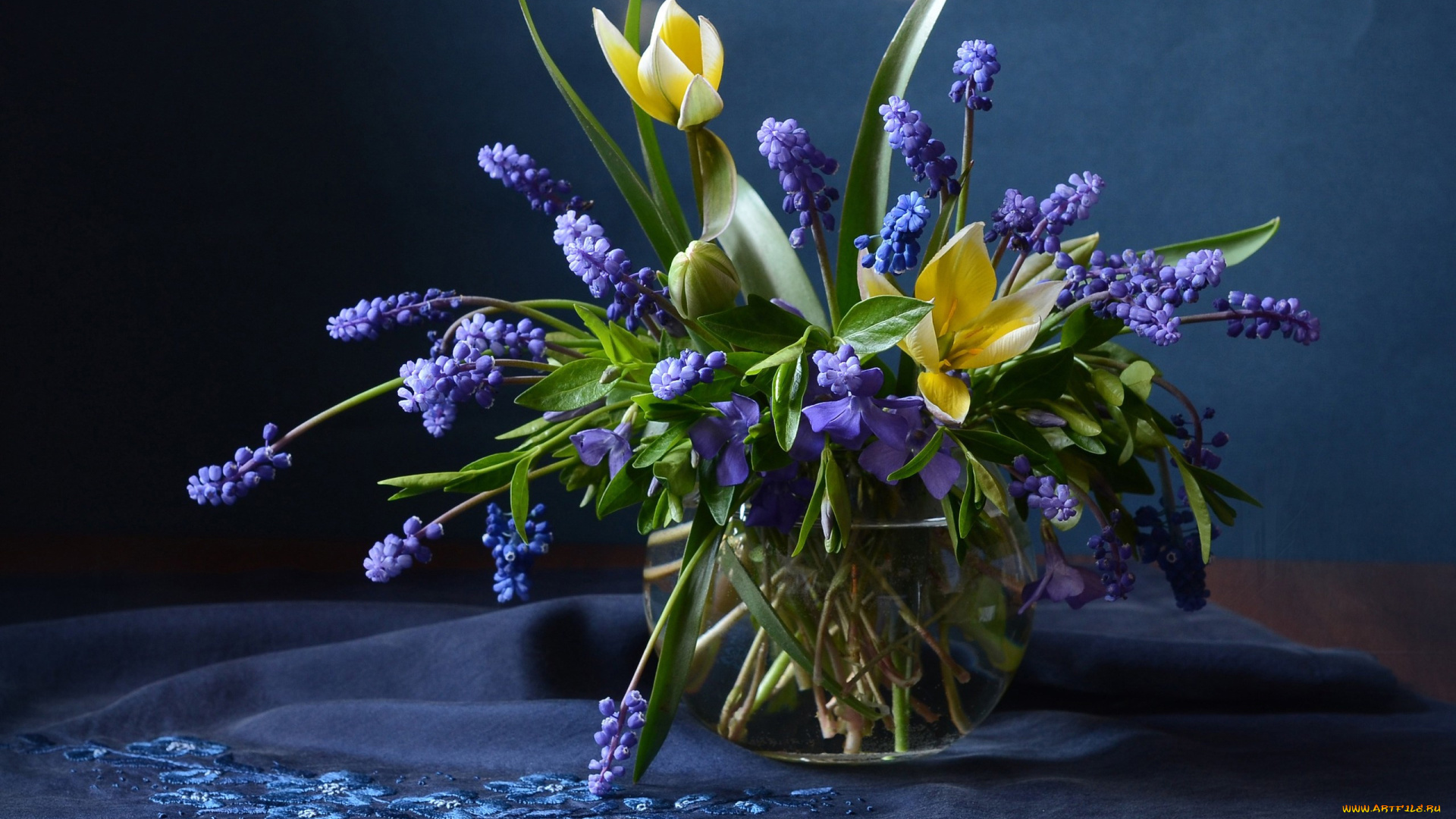цветы, разные, вместе, тюльпаны, салфетка, мускари, аквариум, ваза, вышивка