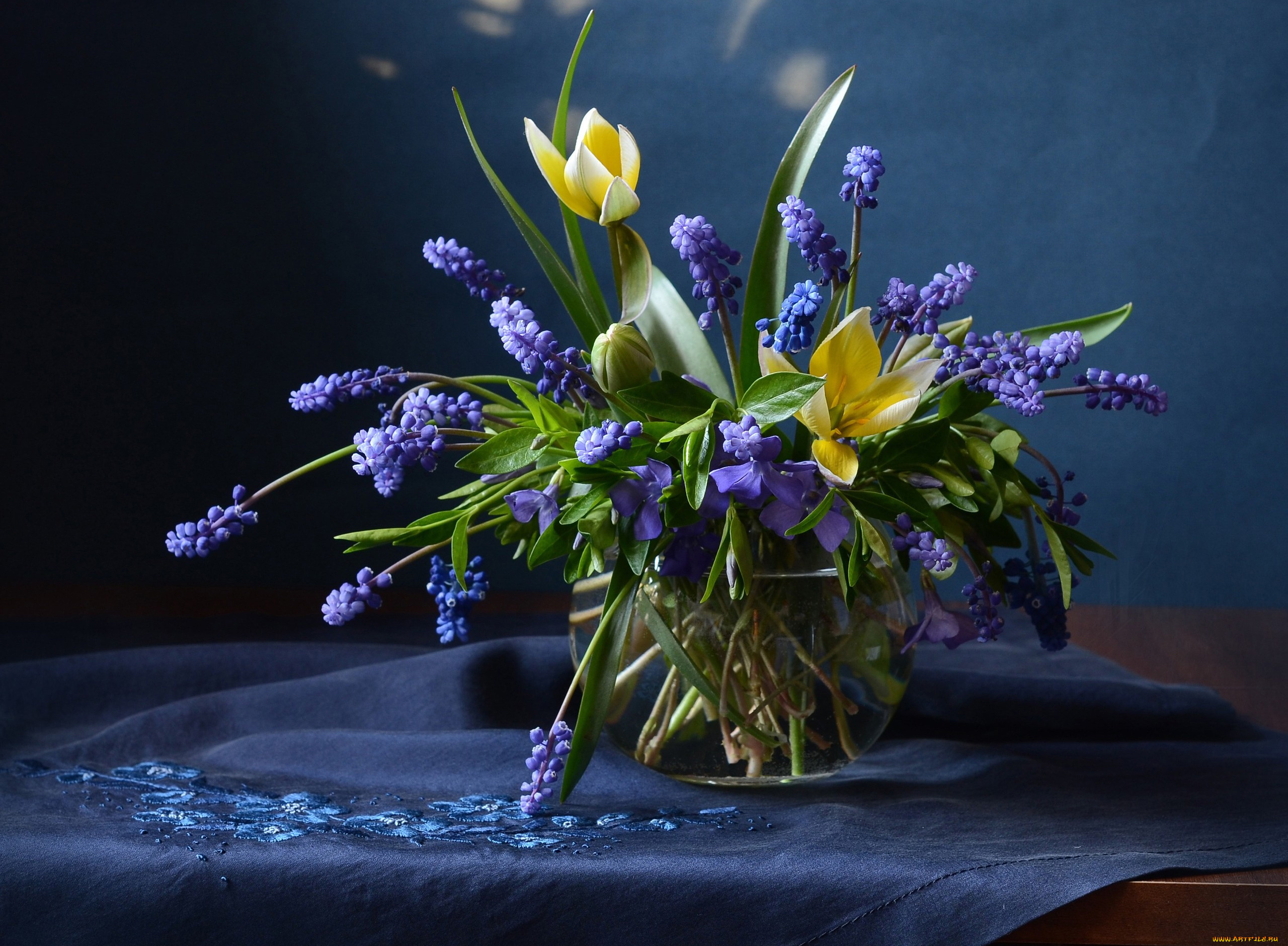 цветы, разные, вместе, тюльпаны, салфетка, мускари, аквариум, ваза, вышивка