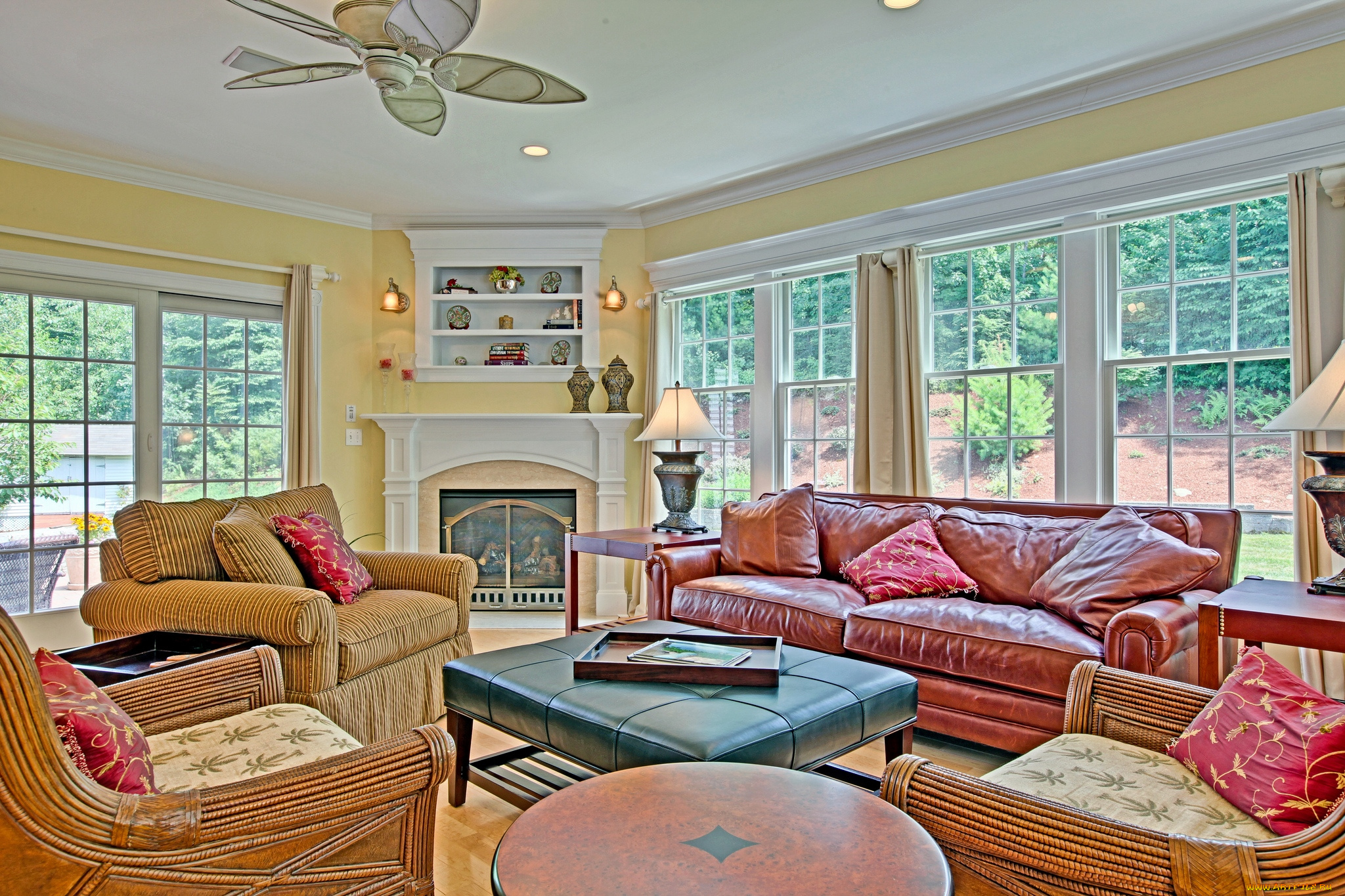 интерьер, гостиная, кресло, камин, диваны